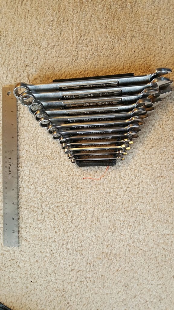 Compacte moersleutel organizer voor de gereedschapskist