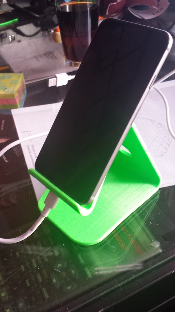 iPhone 6 standaard met oplader en ruimte voor minijack-connector