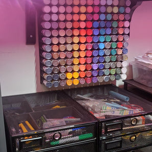 Wandgemonteerde modulaire houder voor hobbyverf