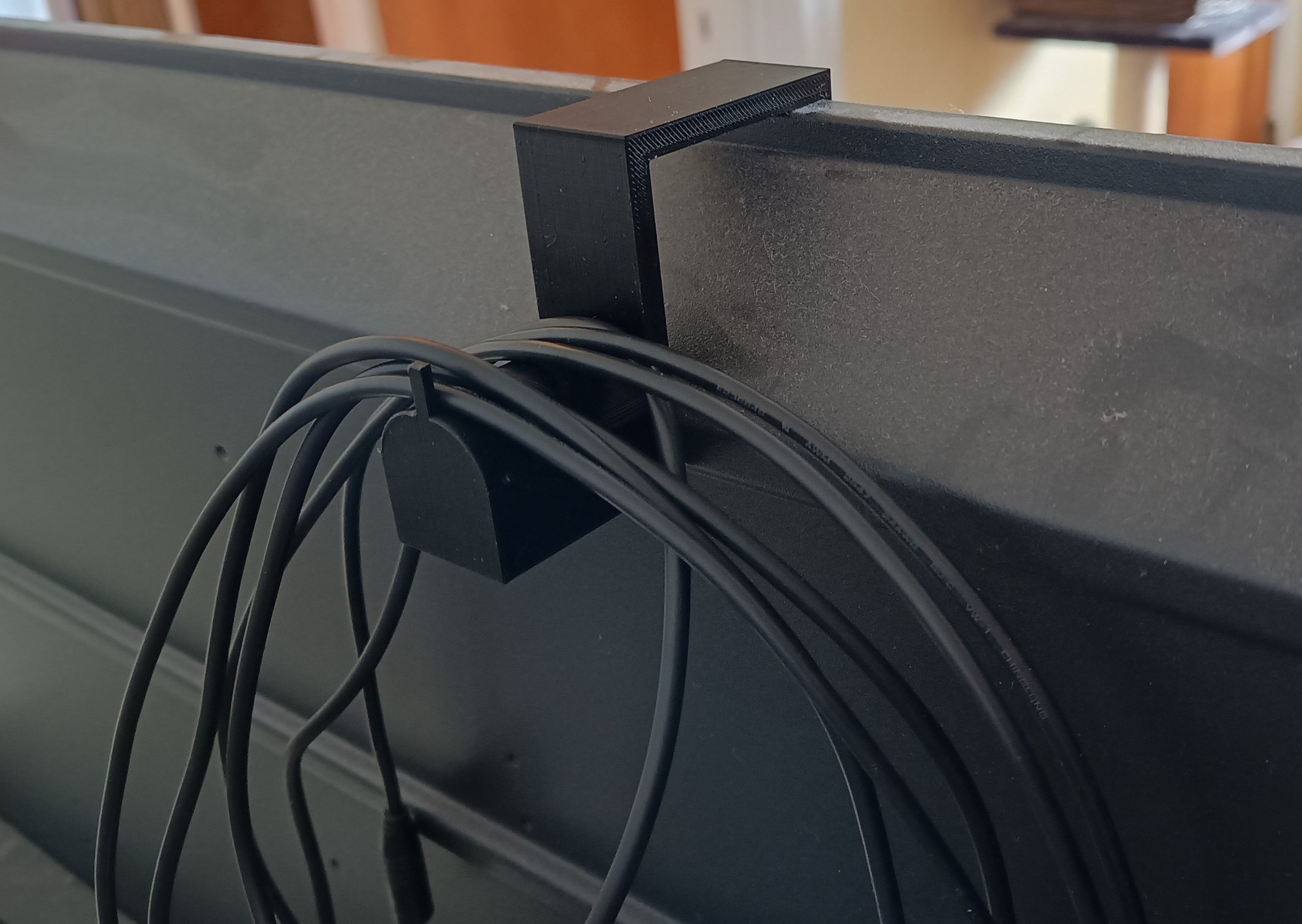 Kabelhaak voor tv – Uniek locomotiefontwerp