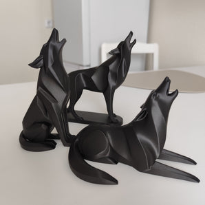 Minimalistische sculptuur van liggende huilende wolf