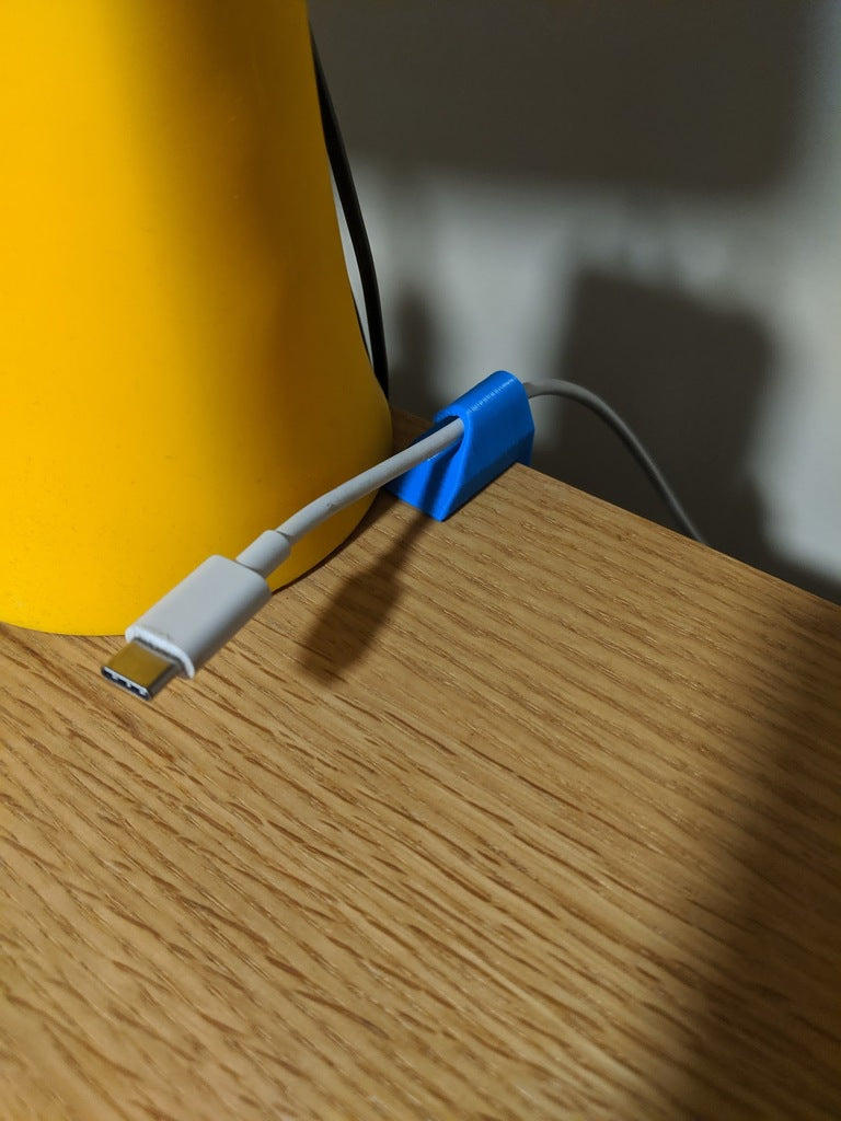 Simpele kabelhouder voor werkbladen