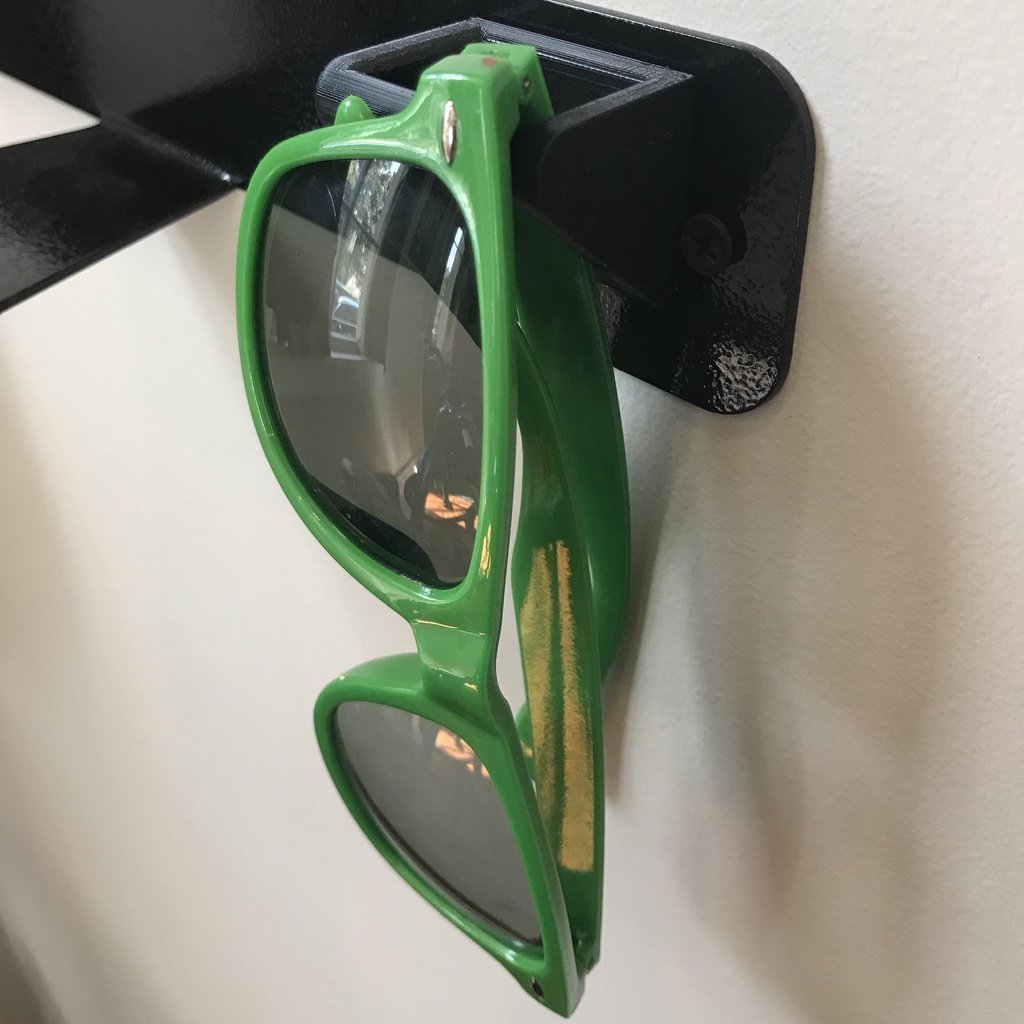 Wandgemonteerde houder voor brillen en zonnebrillen