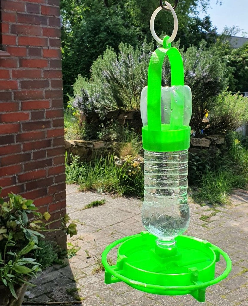 Praktische vogeldrinker met zitstok en flessenhouder