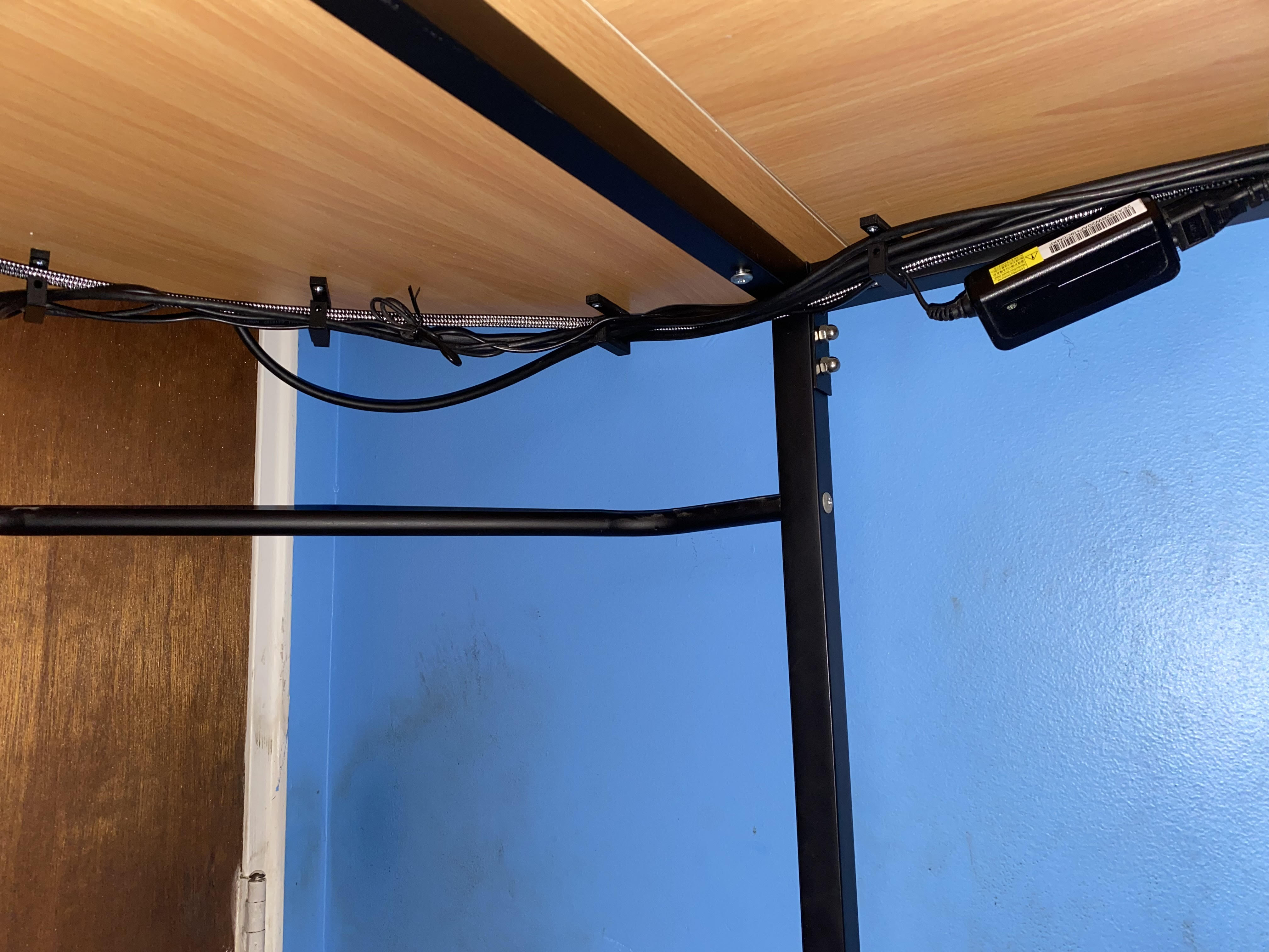 Kabelhaak voor kabelbeheer onder het bureau