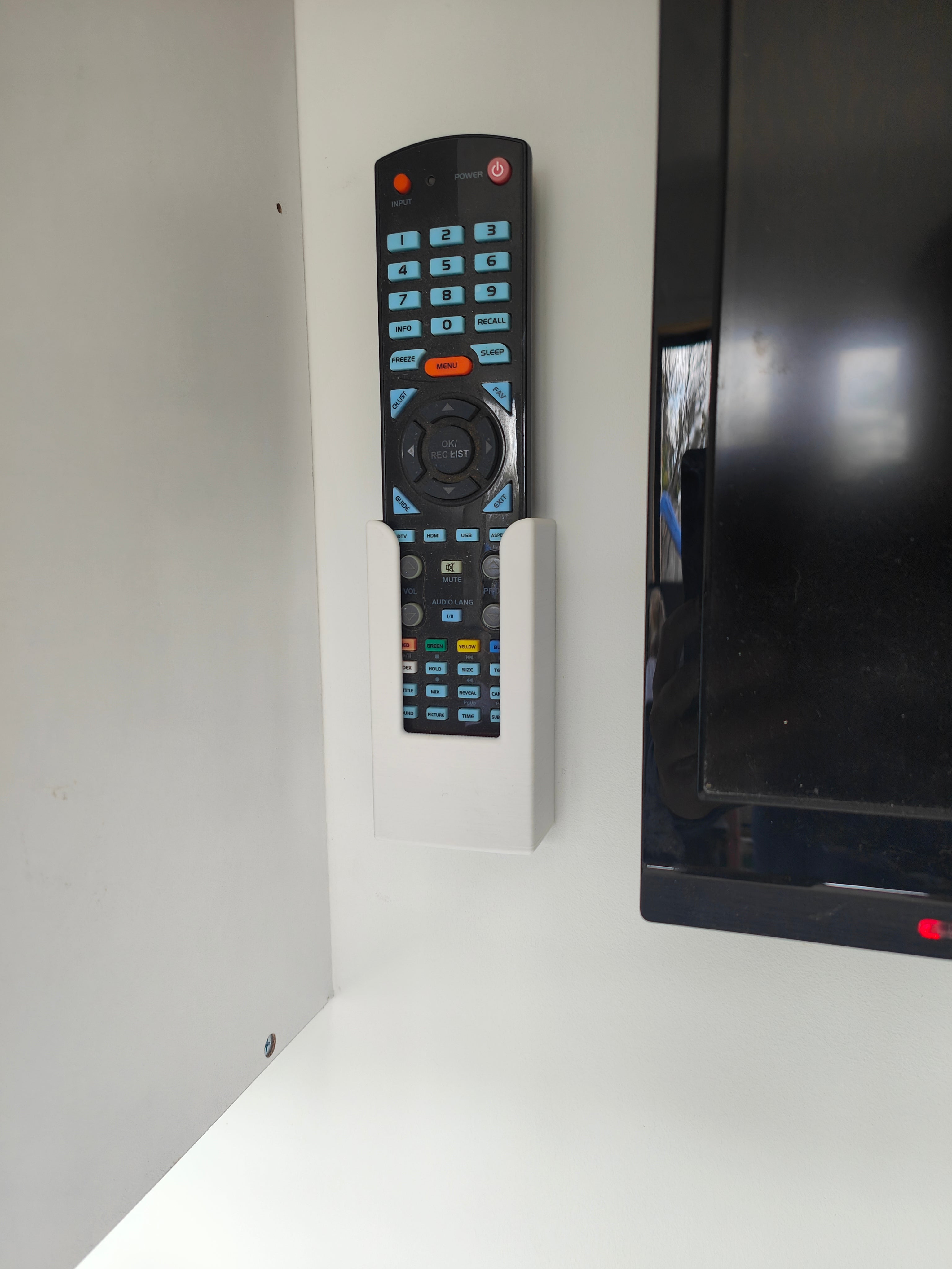 Aan de muur gemonteerde Konka TV-afstandsbedieningshouder