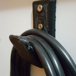 Discrete kabelhouder voor georganiseerde bedrading