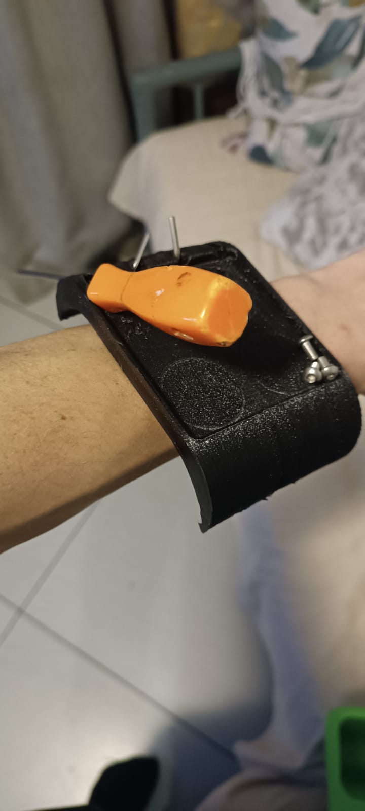 Magnetische gereedschaps- en onderdelenbak met polsband