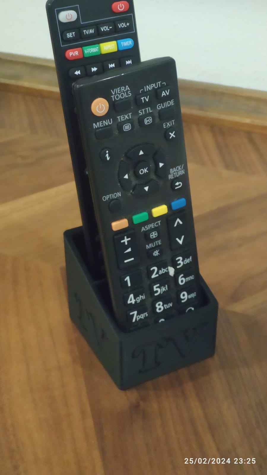 TV-afstandsbedieninghouder voor in de keuken