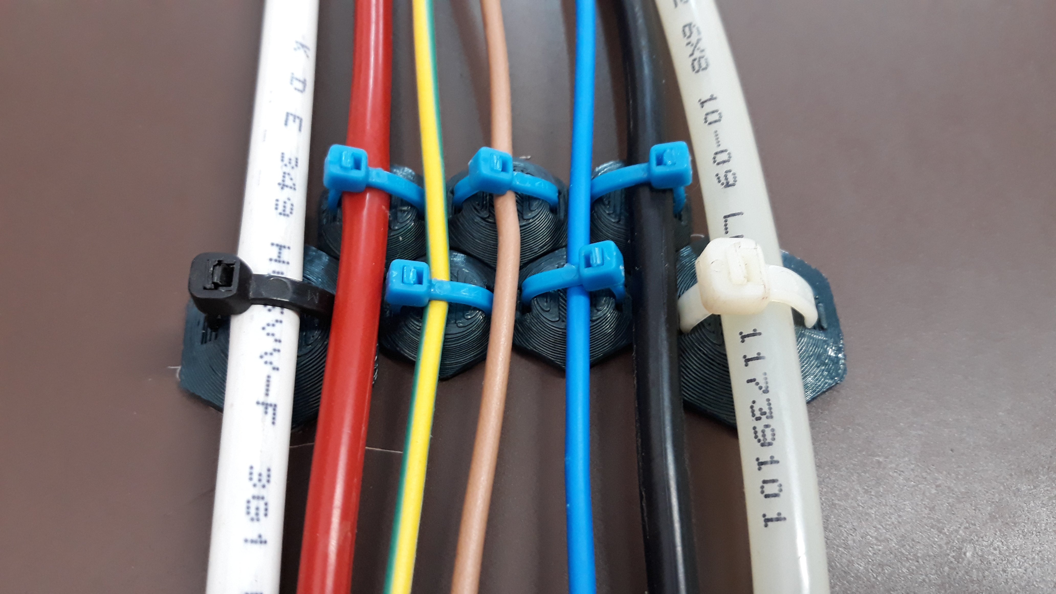 Zeshoekige kabelklemmen voor draad- en leidingbeheer