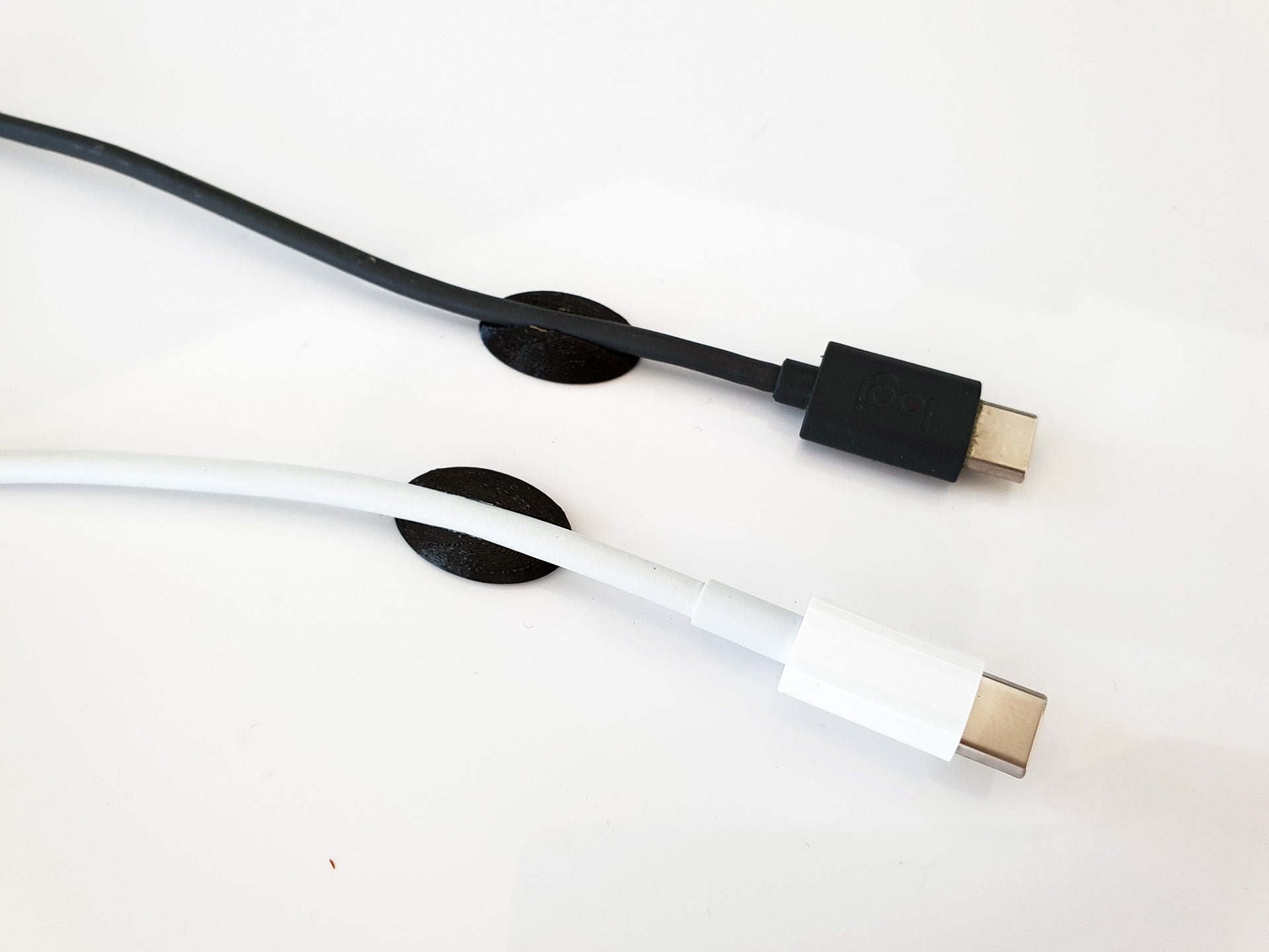 Desktop kabelhouder voor Apple Macbook Pro en andere kabels