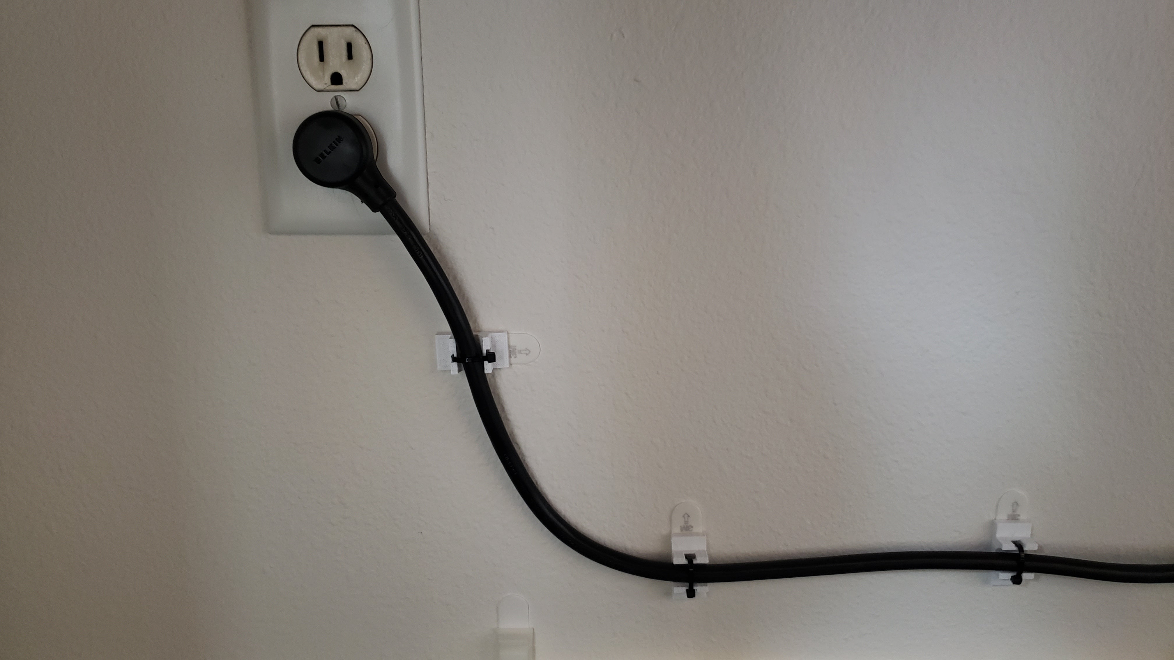 Commandstrip zip-tiehouder voor stroomkabel