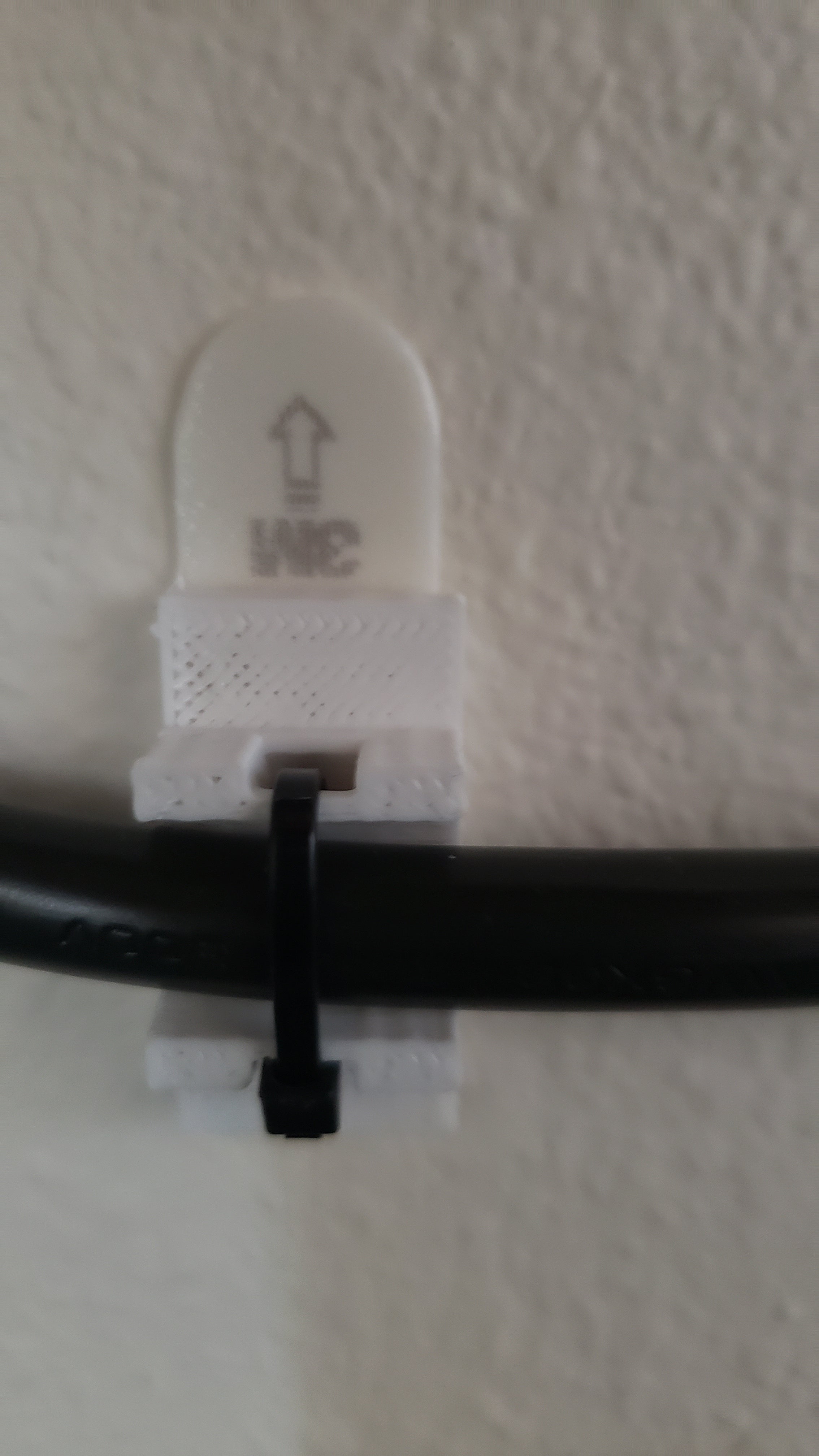 Commandstrip zip-tiehouder voor stroomkabel