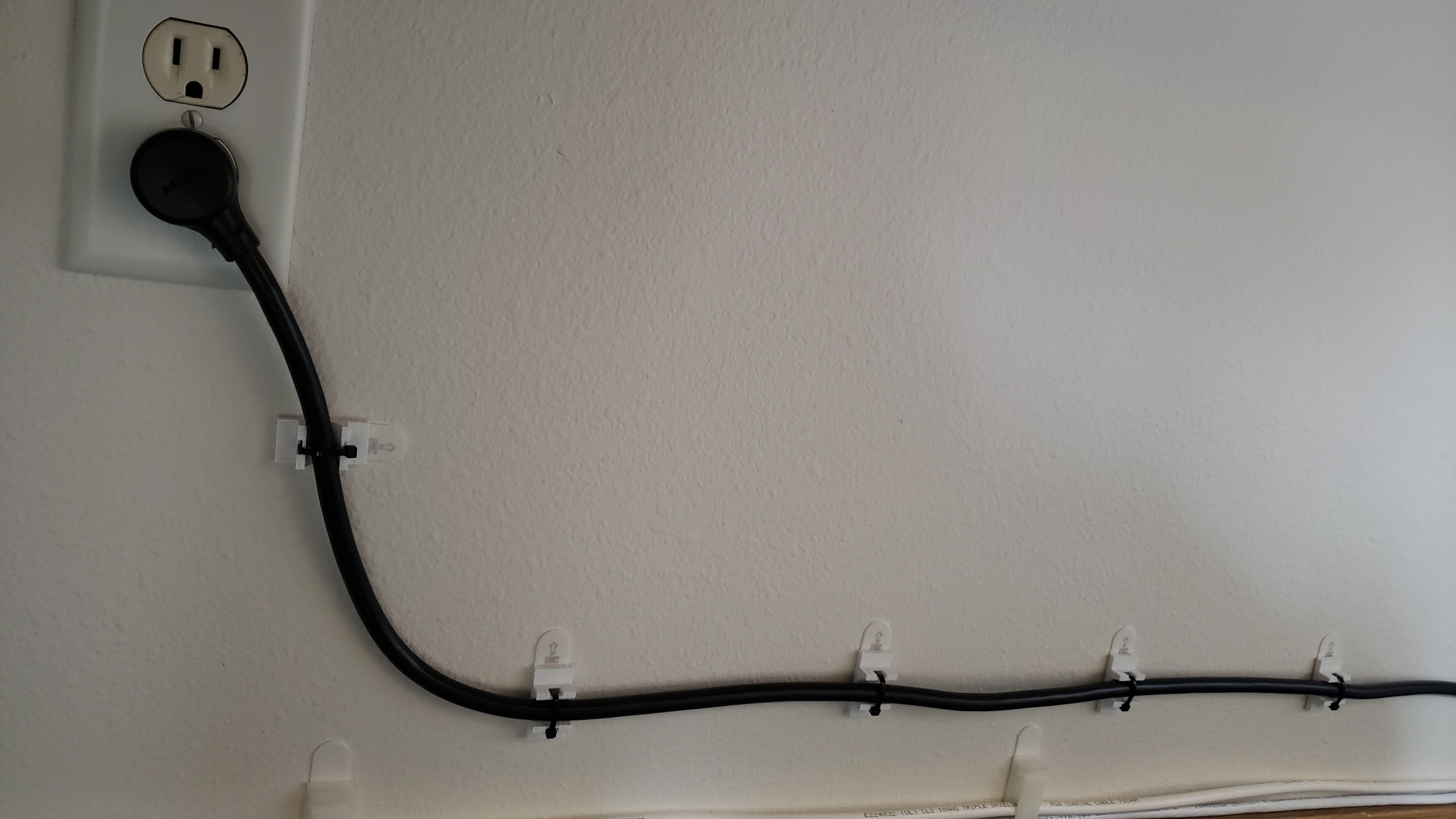 Commandstrip zip-tiehouder voor stroomkabel