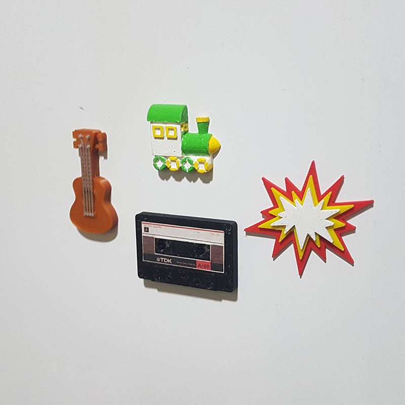 Handgeschilderde trein en gitaar koelkastmagneten met cassettesjabloon