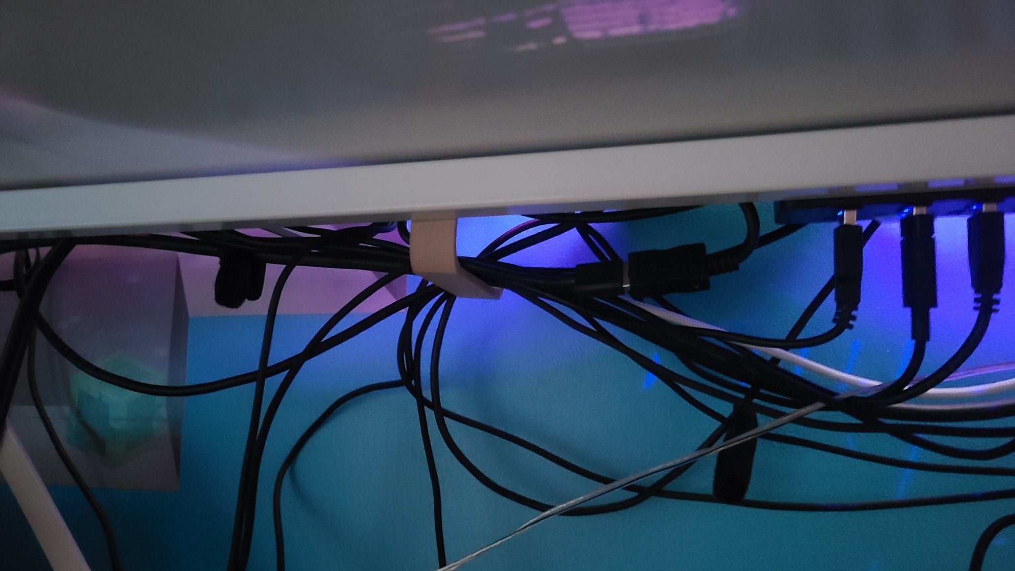 Kabelhaak voor efficiënt kabelbeheer onder het bureau