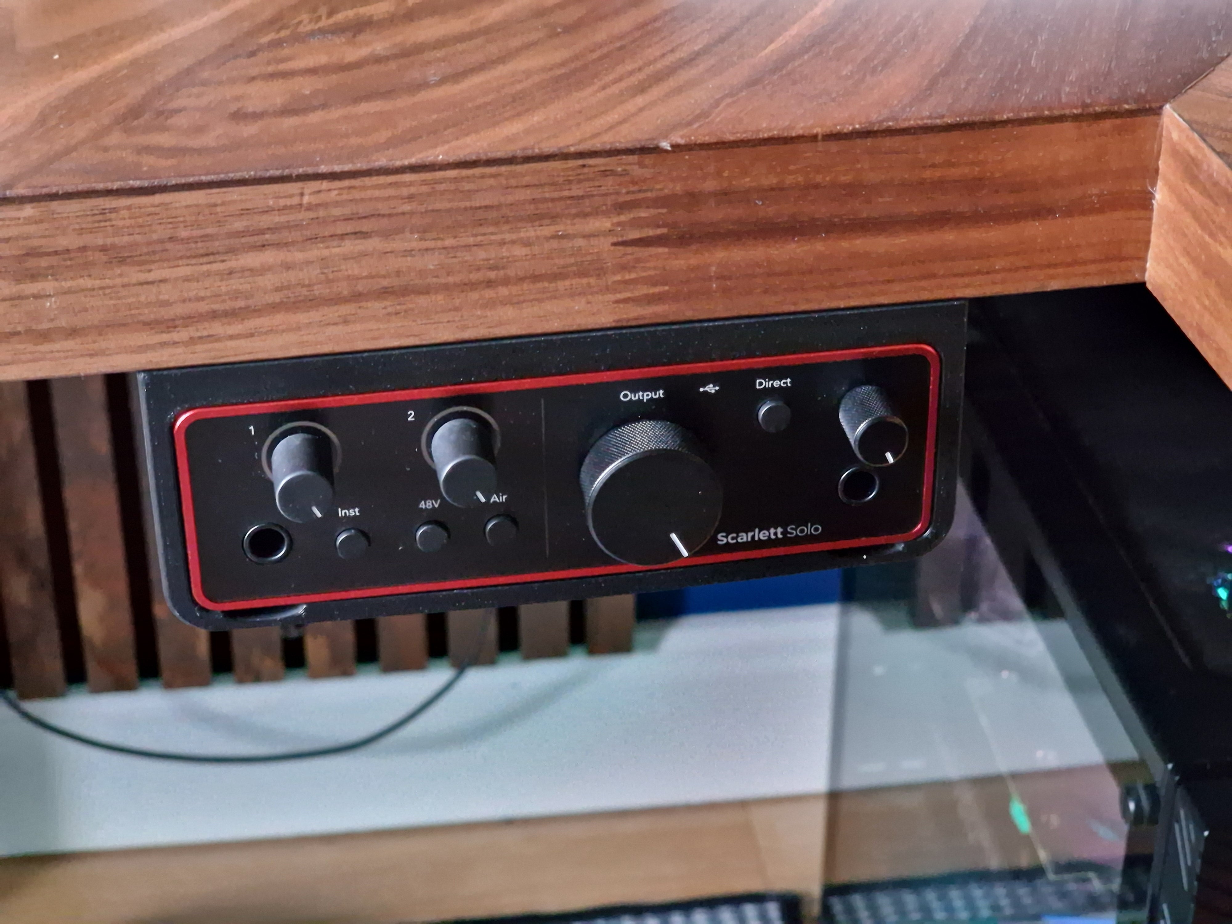 Montage onder het bureau voor Focusrite Scarlett Solo 4. Gen