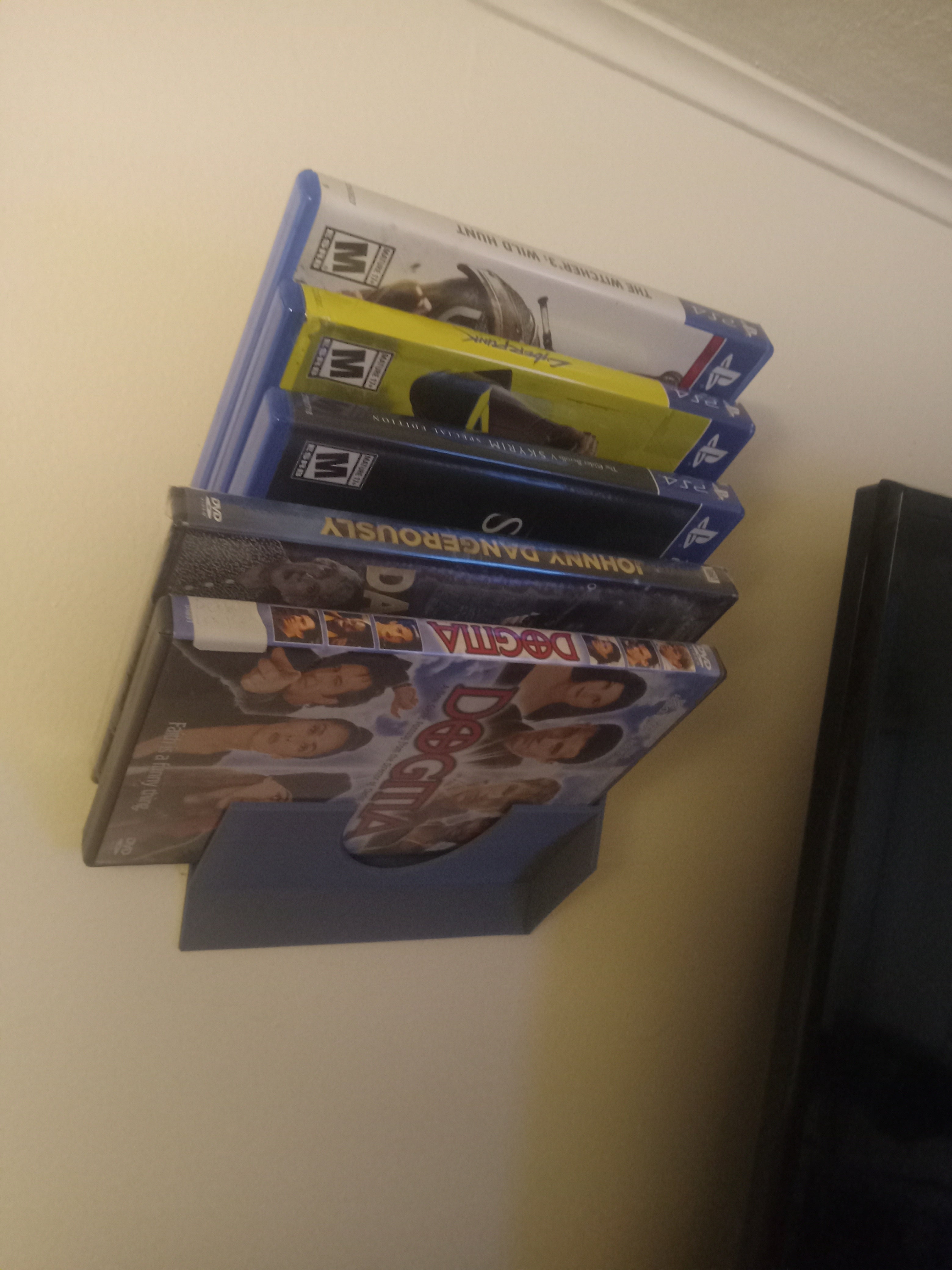 Wandgemonteerde modulaire dvd- en spellenplank