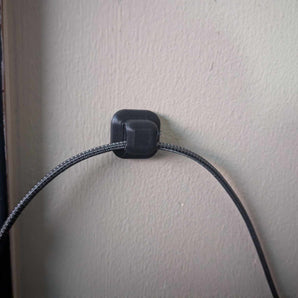 Discrete kabelhouder voor montage op het oppervlak