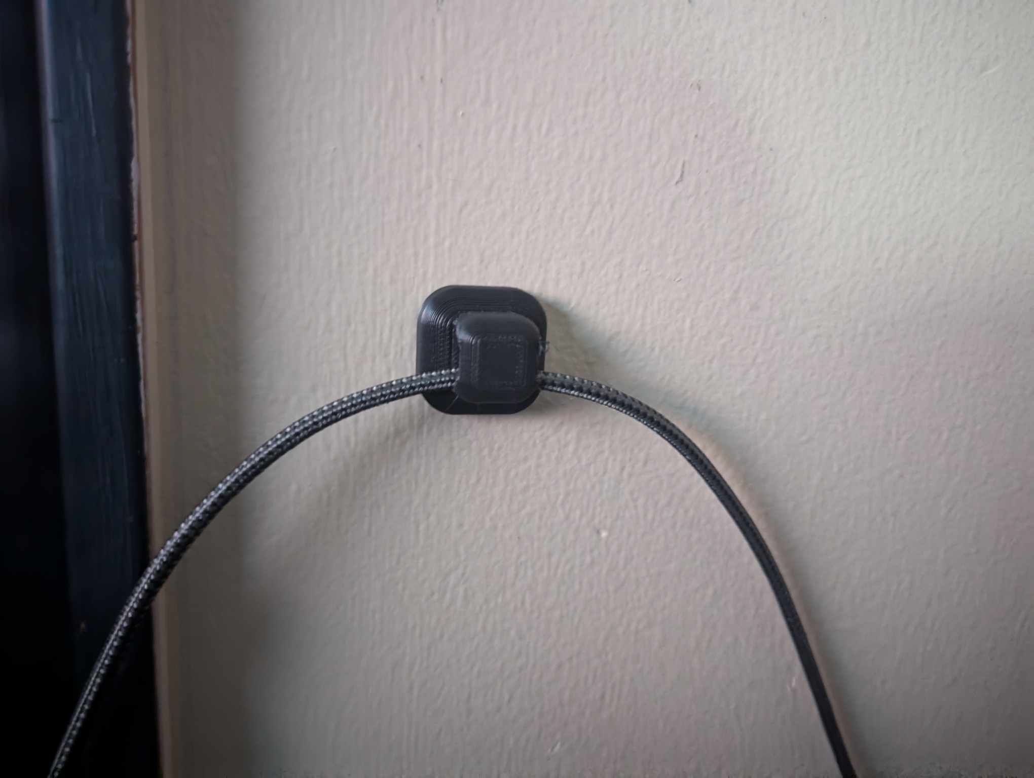 Discrete kabelhouder voor montage op het oppervlak