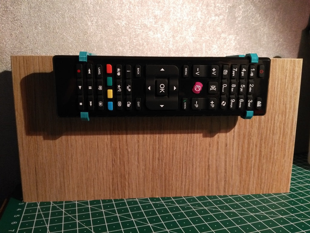 Aan het bed hangende afstandsbedieningshouder voor tv