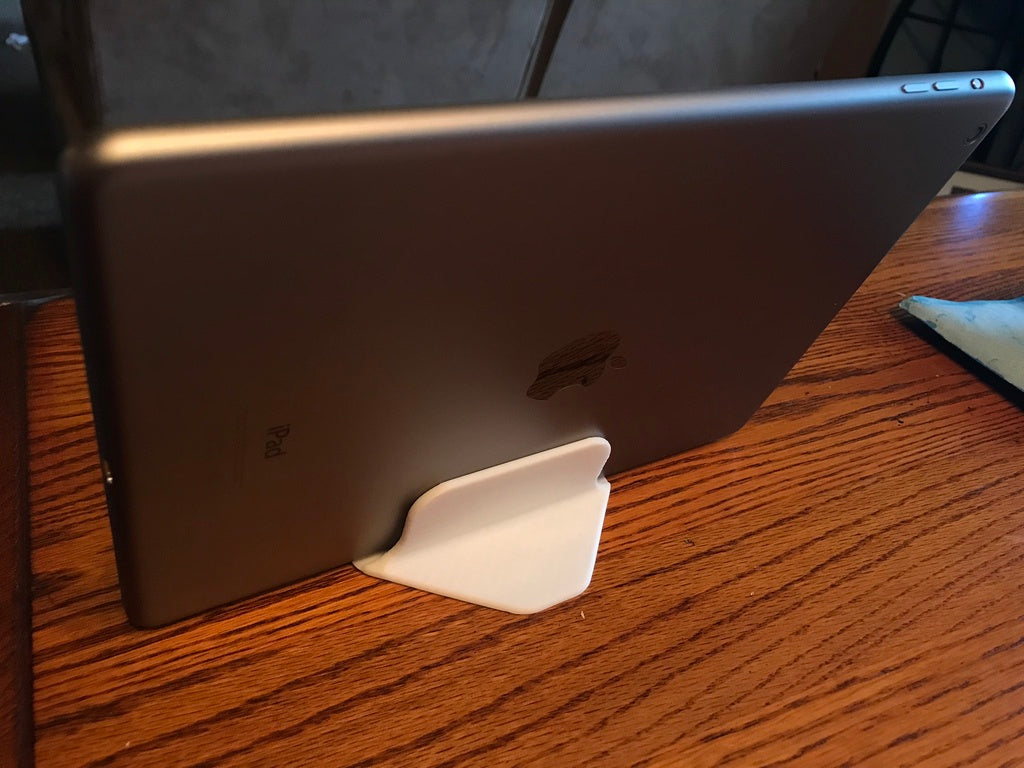 Eenvoudige maar stabiele iPhone/iPad-standaard voor bureau of nachtkastje