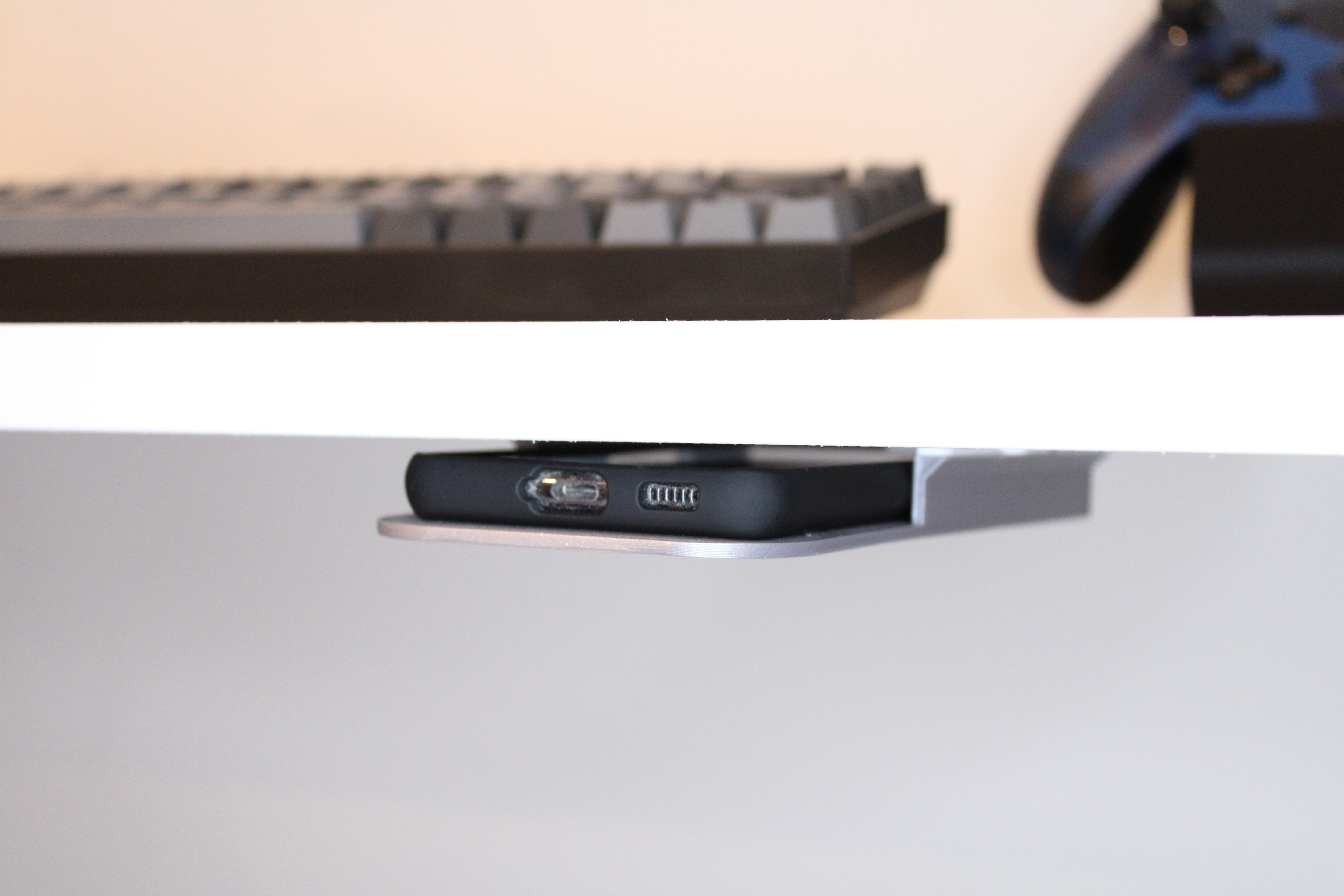 Telefoonhouder voor de onderkant van het bureau