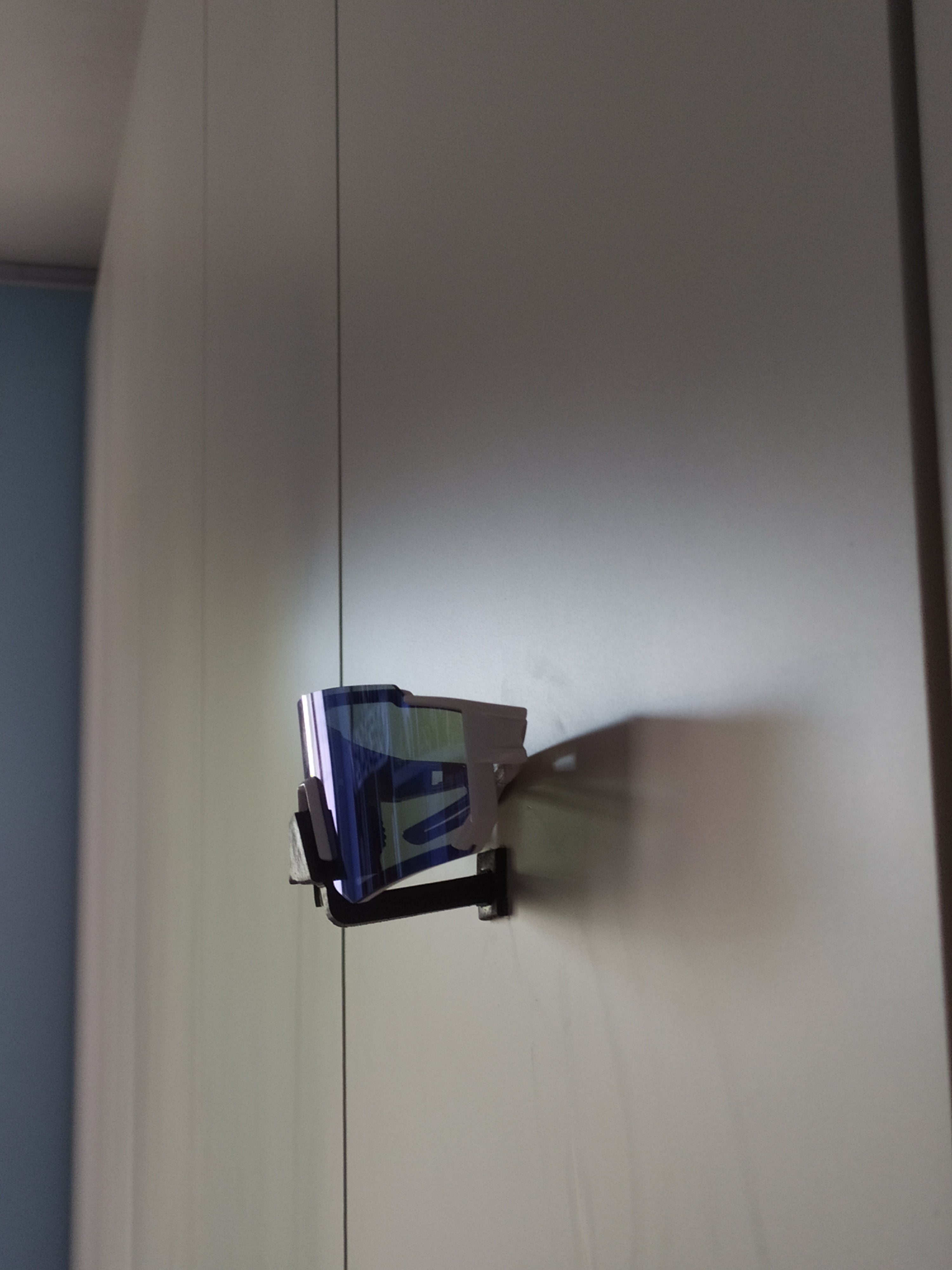 Minimalistische wandgemonteerde bril- en zonnebrilhouder