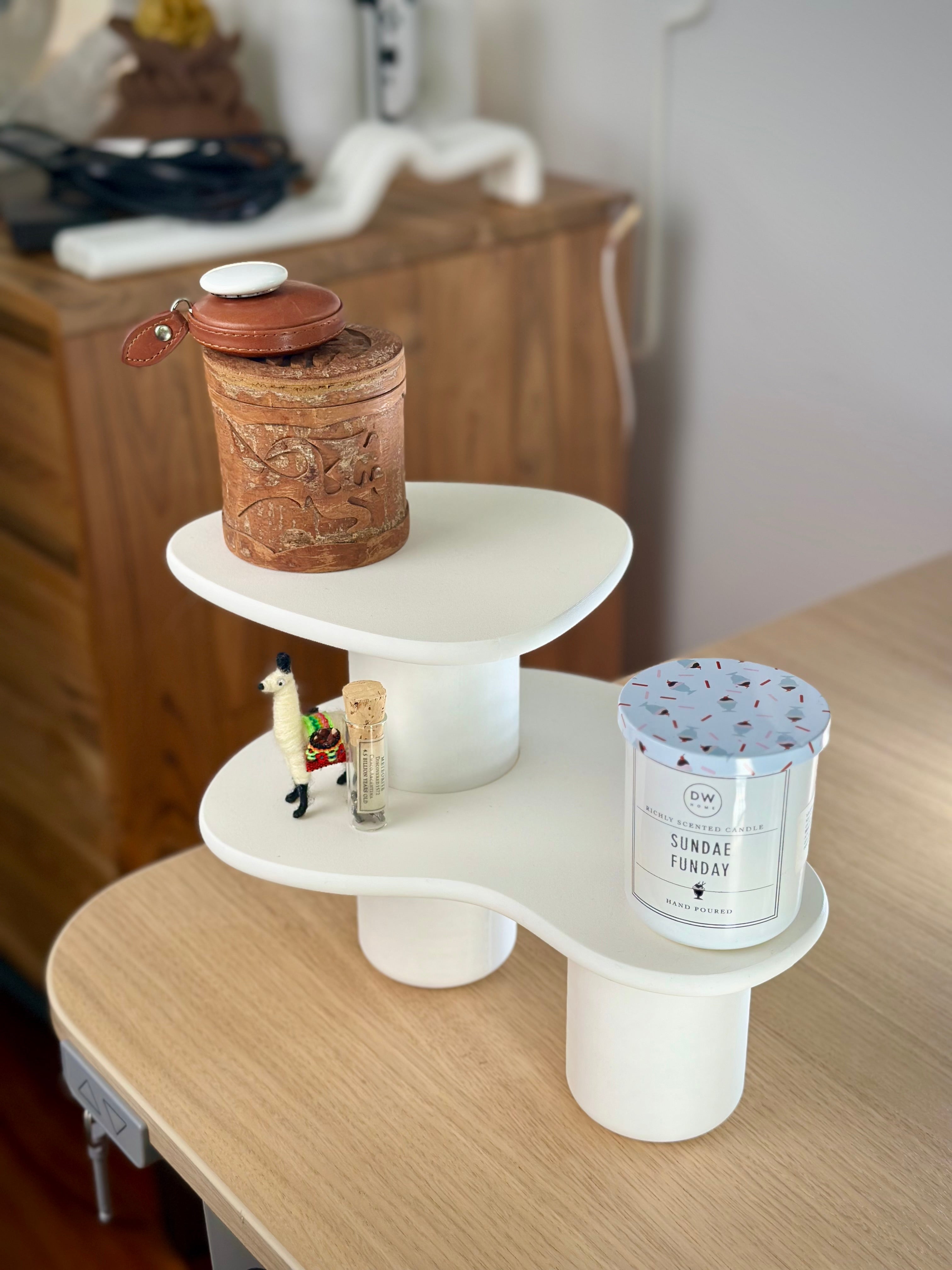 Stijlvol modern golvend standaard voor op het bureau