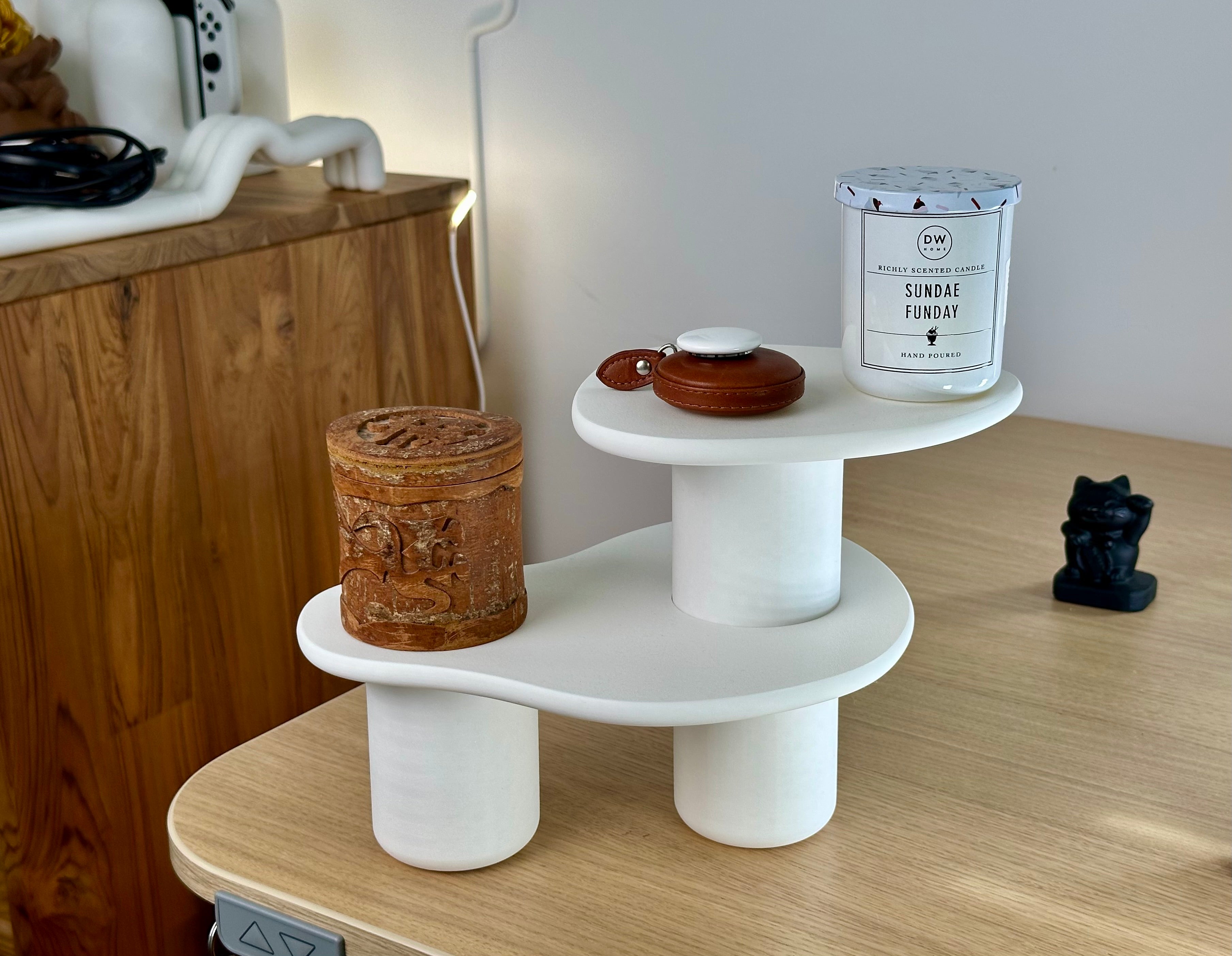 Stijlvol modern golvend standaard voor op het bureau
