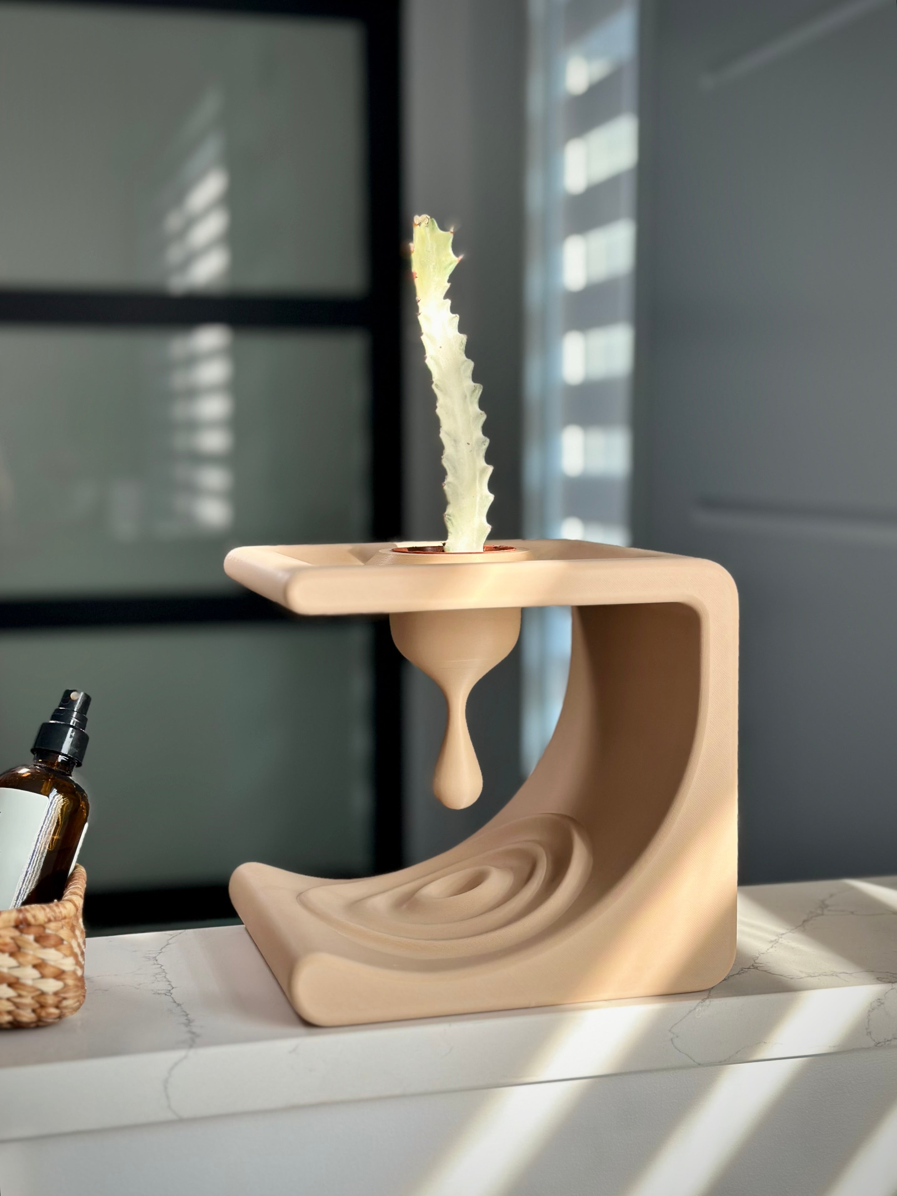Minimalistische Komma Plank voor Kleine Items en Planten