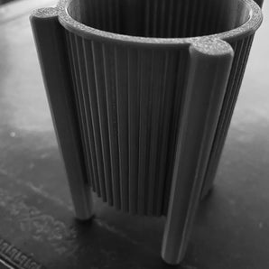 Ronde geribbelde mid-century plantenpot met pootjes