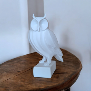 Moderne en minimalistische uilensculptuur voor in huis