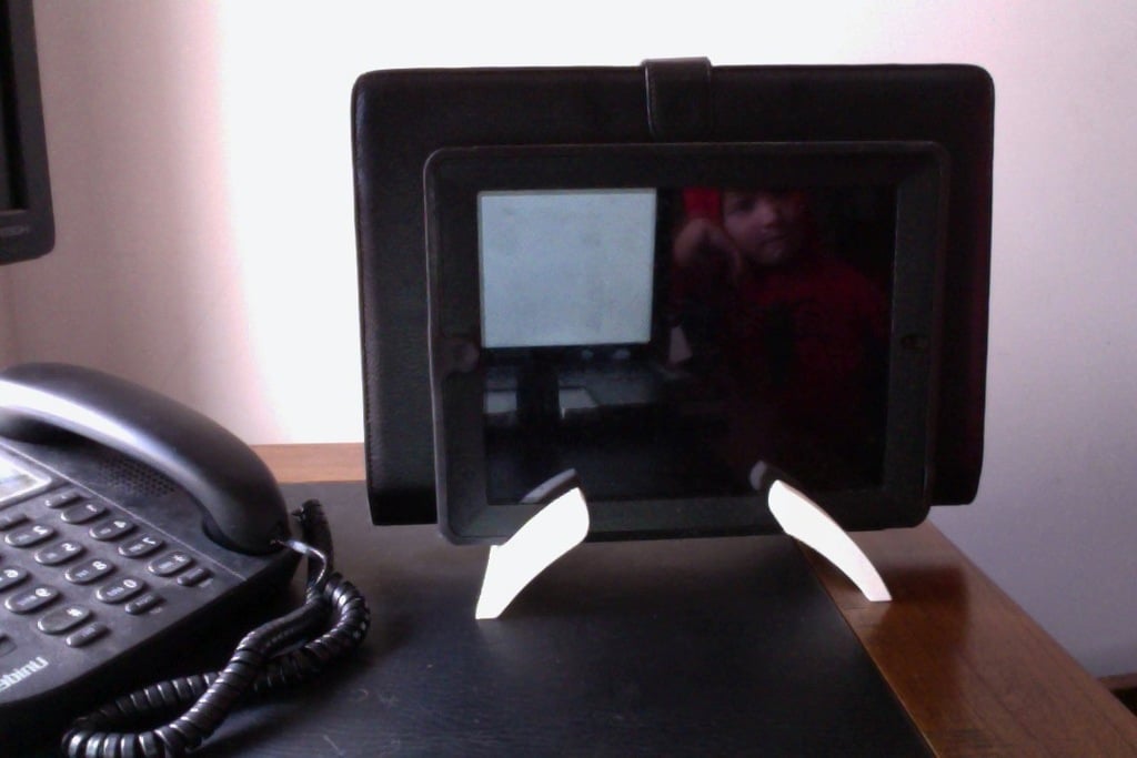 Mac Book- en iPad-houder met Apple TV Remote Control Space