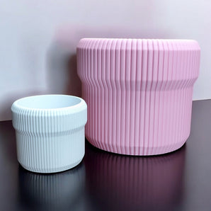 Moderne ribbet plantepotte i tidløst design