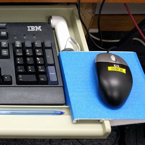 Muismat houder voor toetsenbordlade onder het bureau