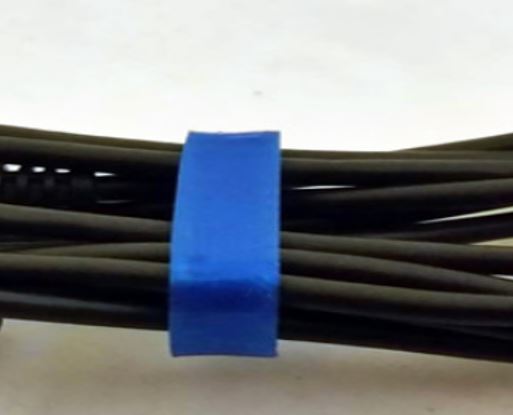 Kabelorganisator i to størrelser til USB og strømkabler