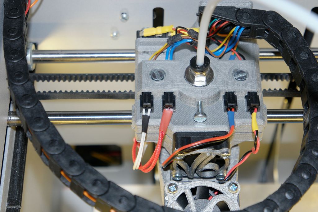 German RepRap NEO E3D V6-montage met geïntegreerde stekker en kabelbeheer