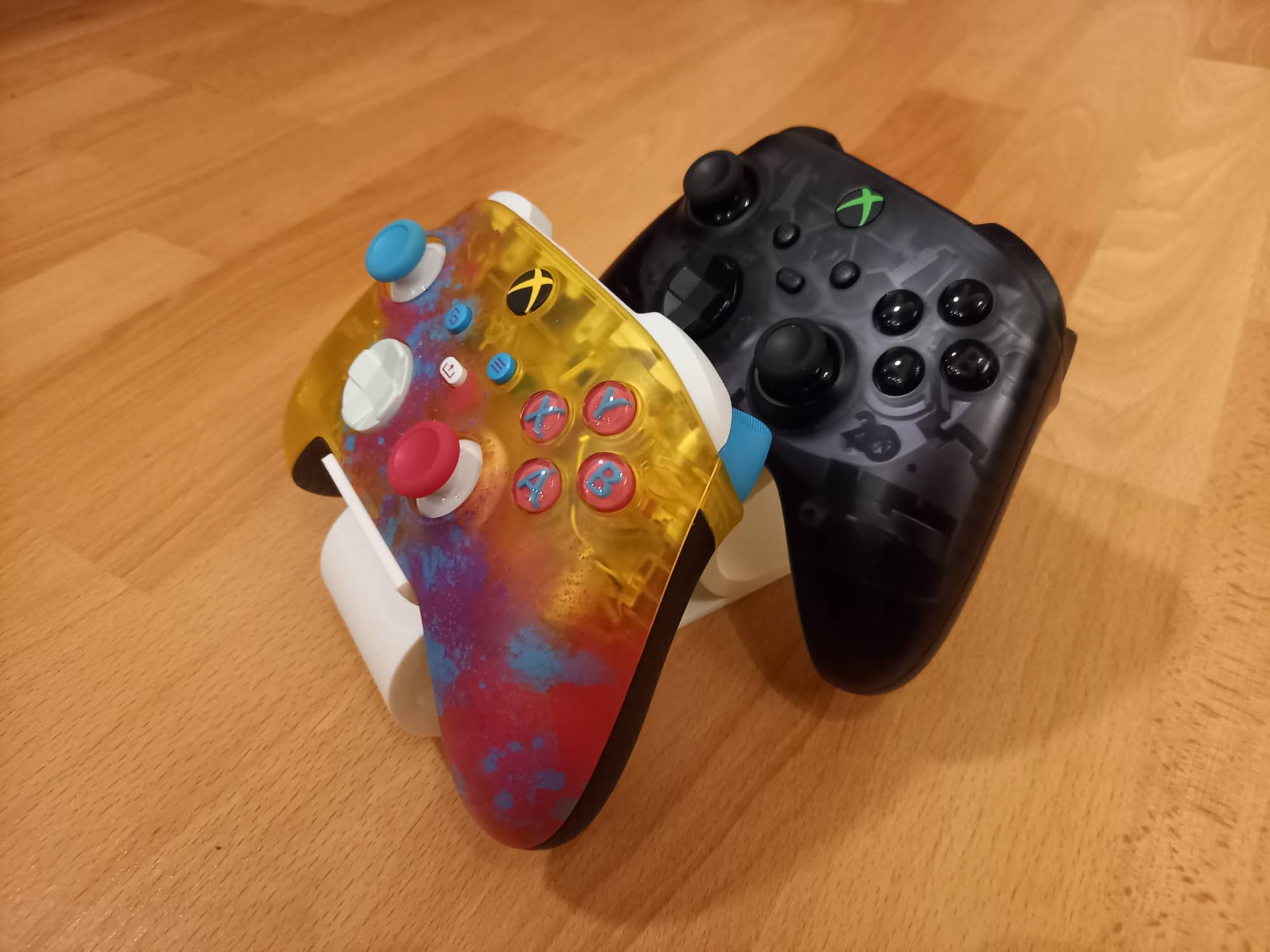 Dubbele houder/standaard voor Xbox-controllers