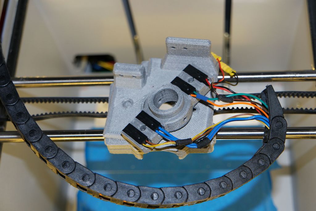 German RepRap NEO E3D V6-montage met geïntegreerde stekker en kabelbeheer