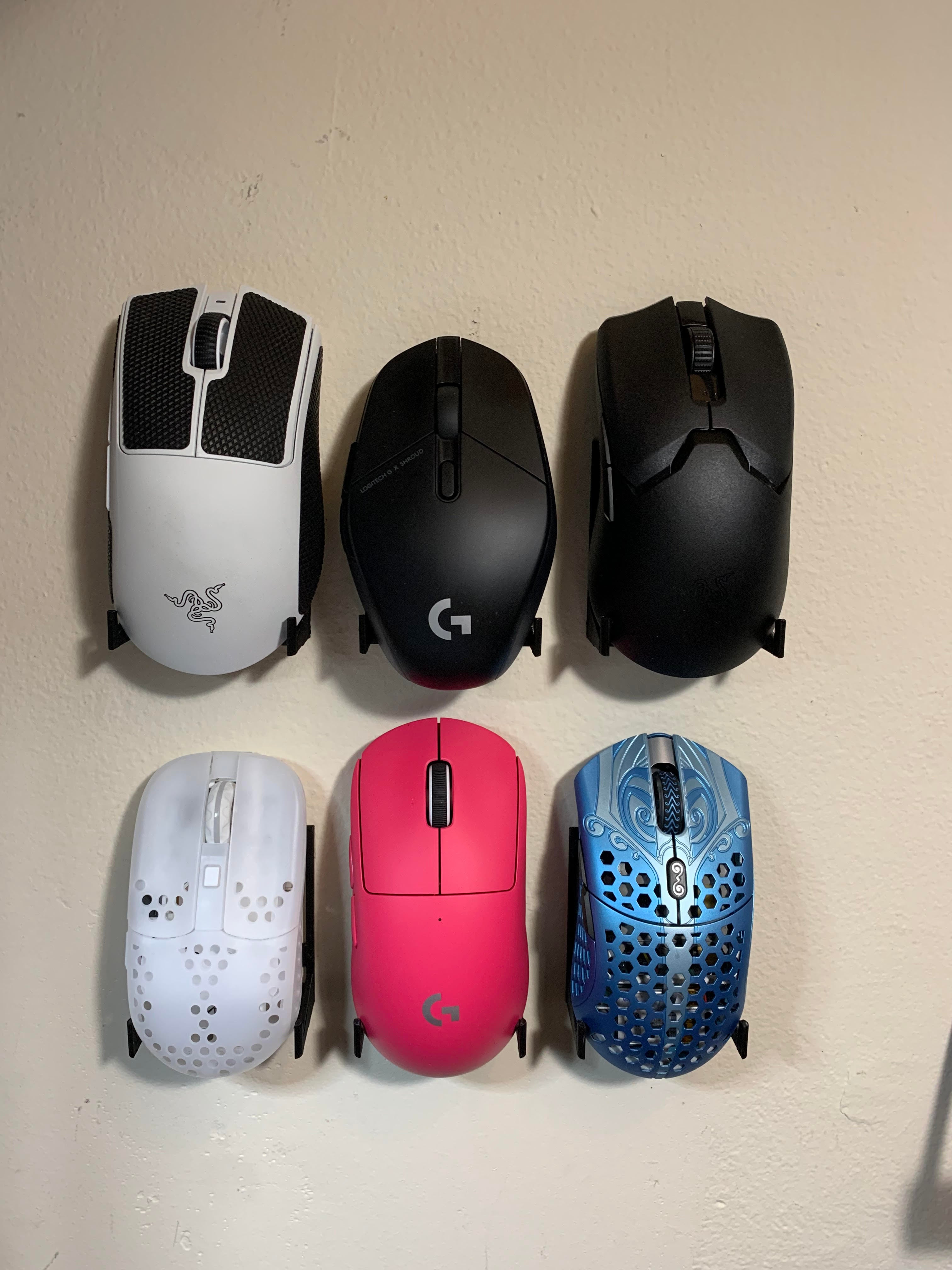 Minimalistische wandhouder voor gamingmuis met dongle-sleuf