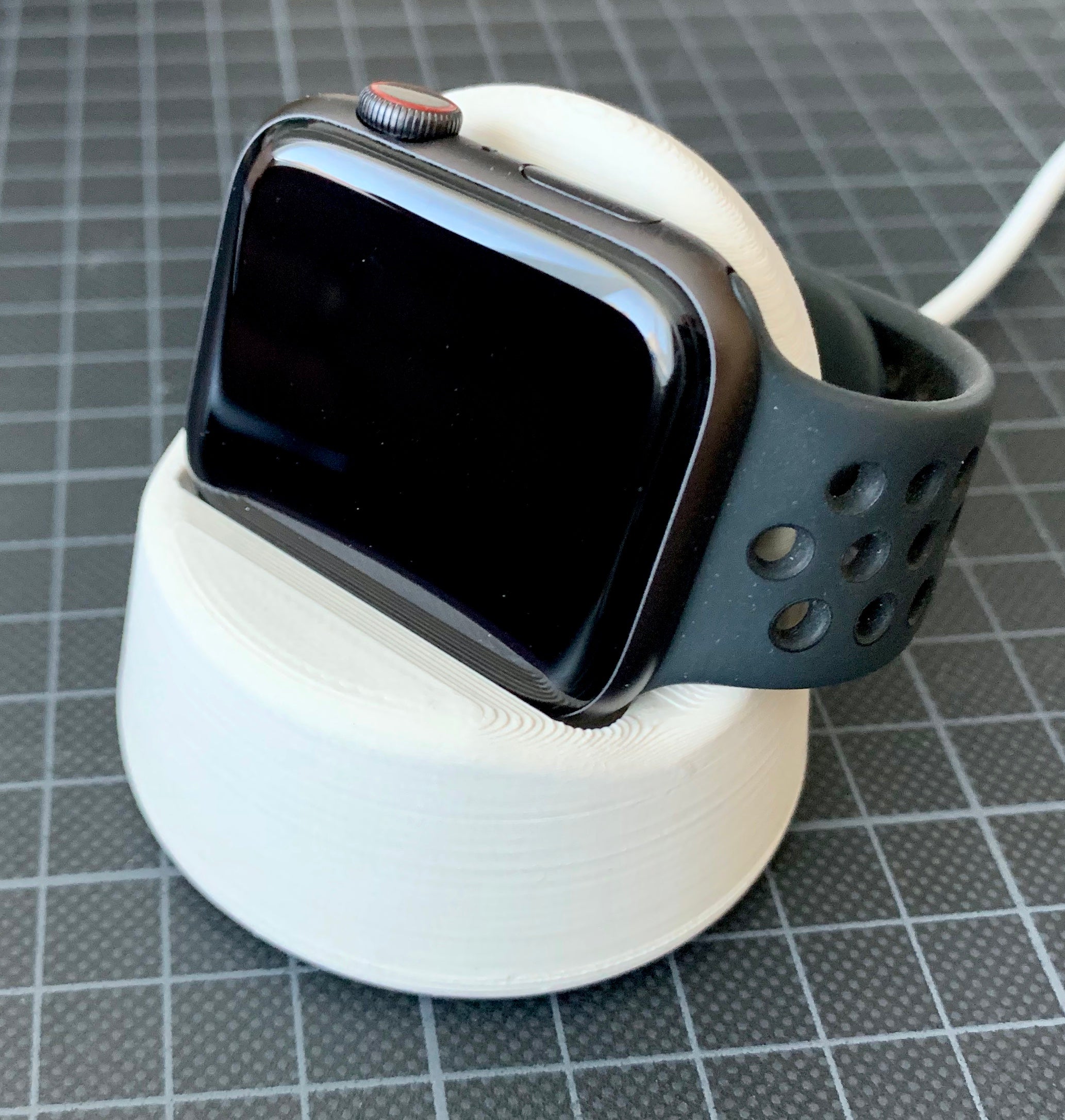 Apple Watch standaard met verborgen kabelmanagement en antislip onderkant
