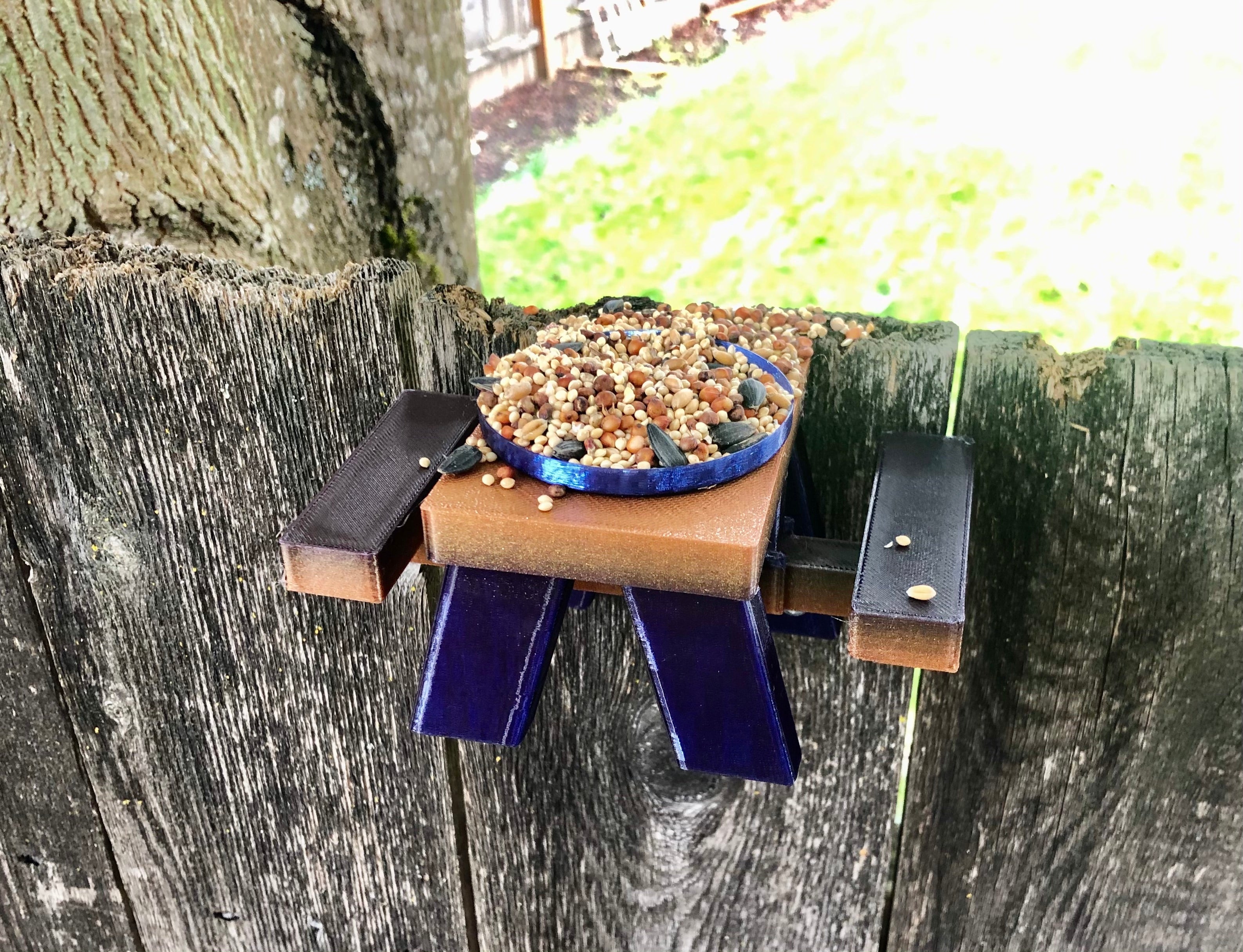 Eekhoorn Voederbank in Picknickstijl – Voor Hekmontage