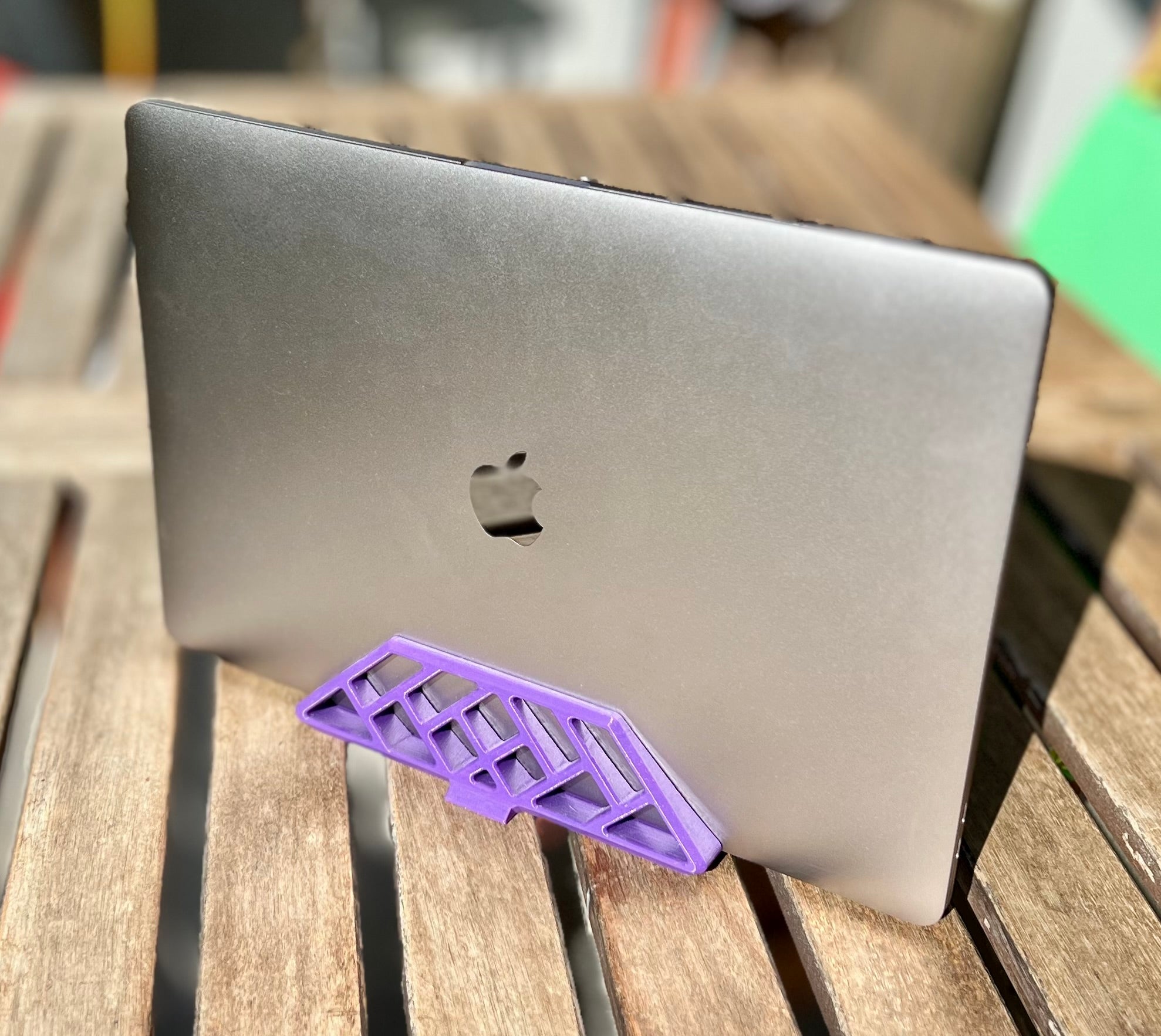 Verticaal bureaustandaard voor MacBook Pro (TouchBar) in Clamshell-modus