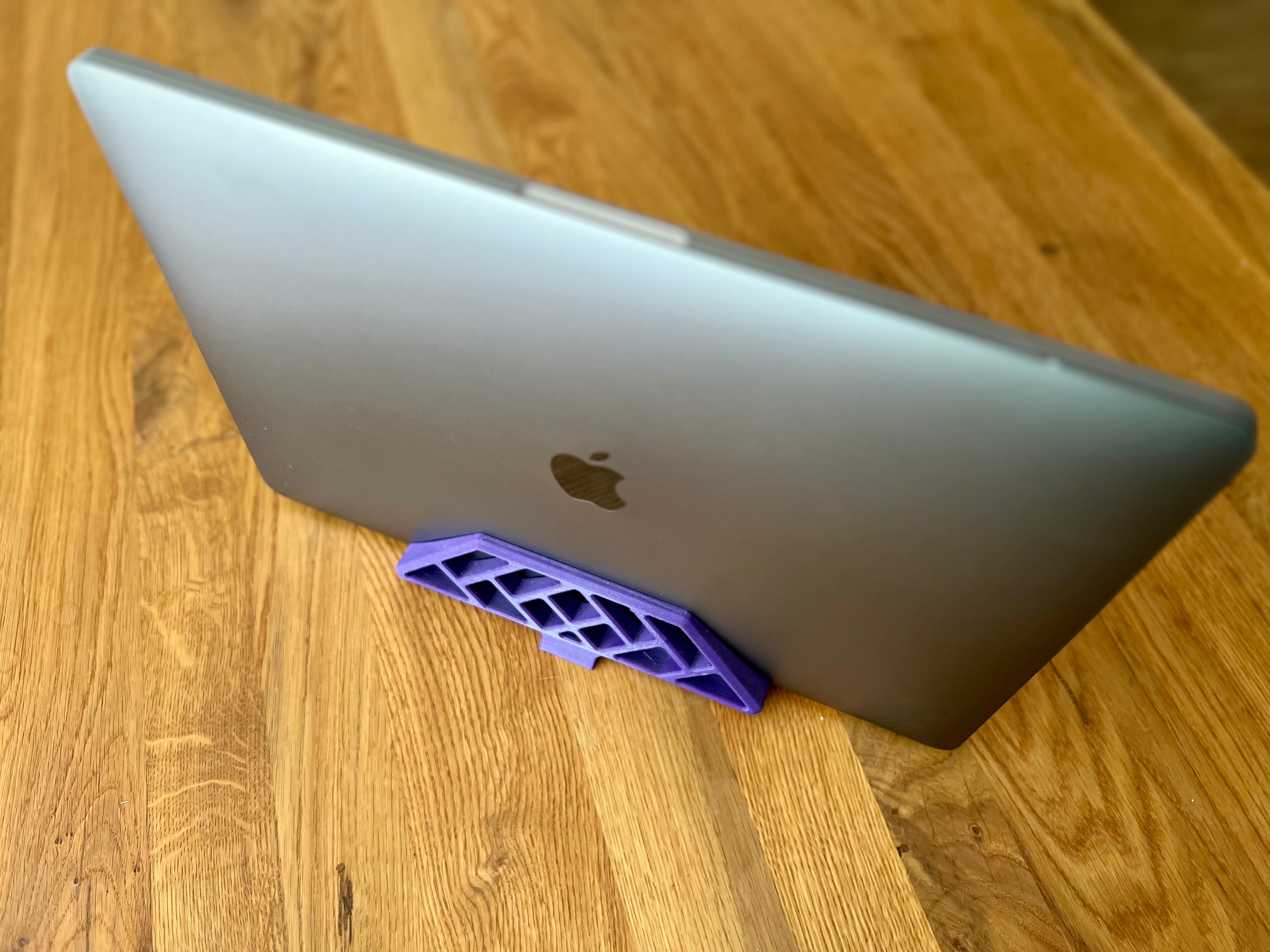 Verticaal bureaustandaard voor MacBook Pro (TouchBar) in Clamshell-modus