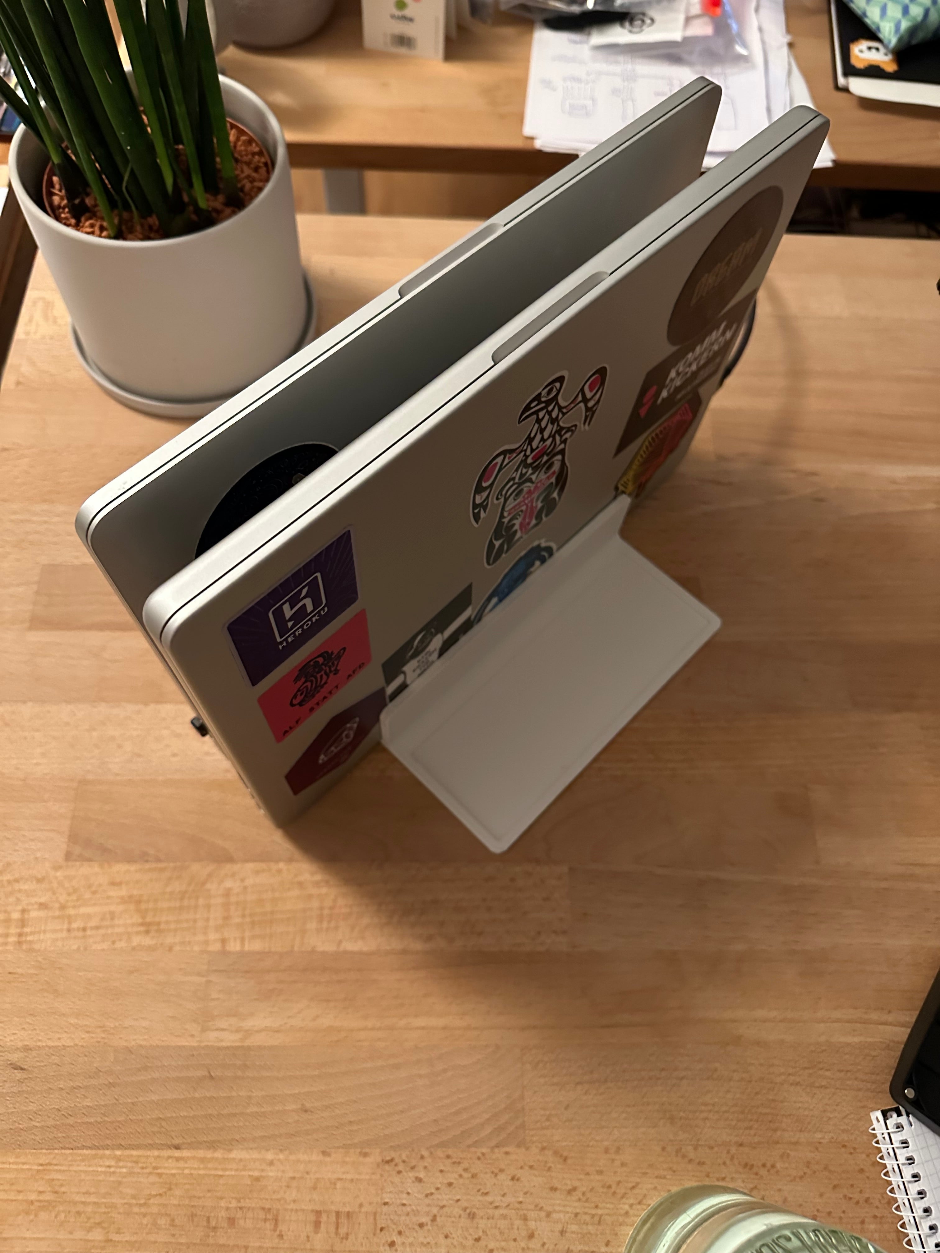 Dubbele bureaustandaard voor MacBook Pro (14") met bak