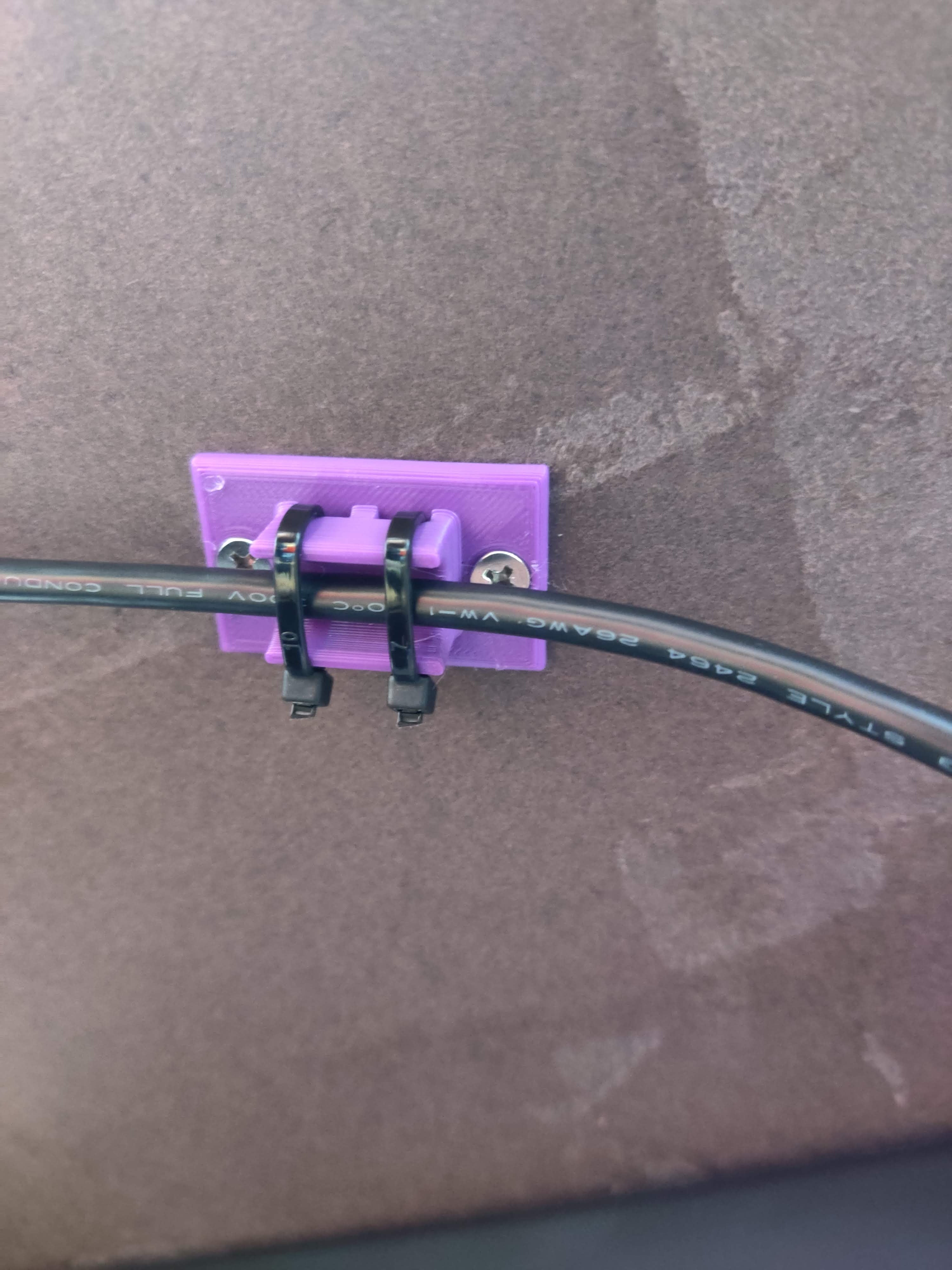 Minimalistische Zip Tie-kabelopbergers voor bureaus