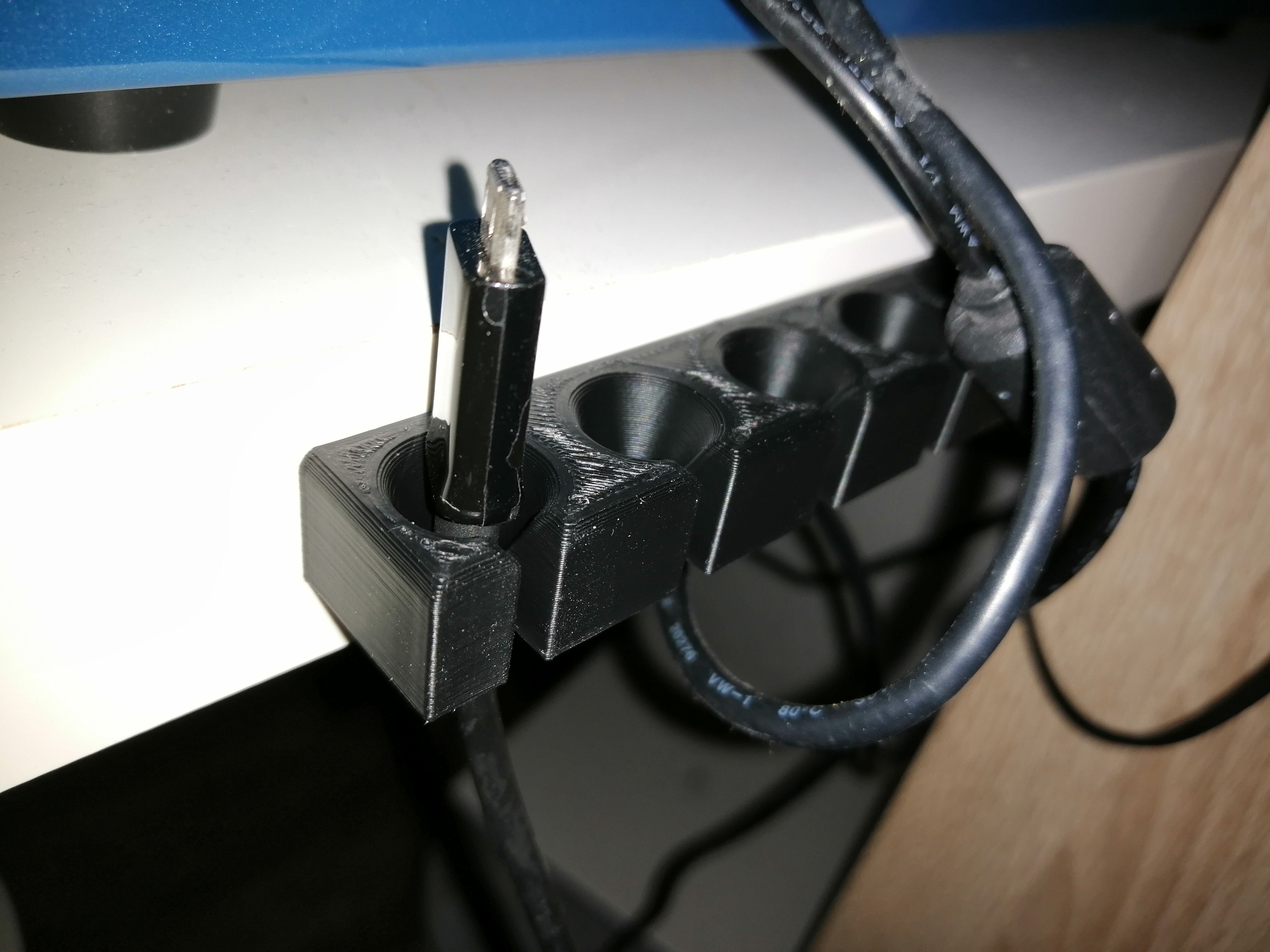 USB-kabelholder til organisering af kabler