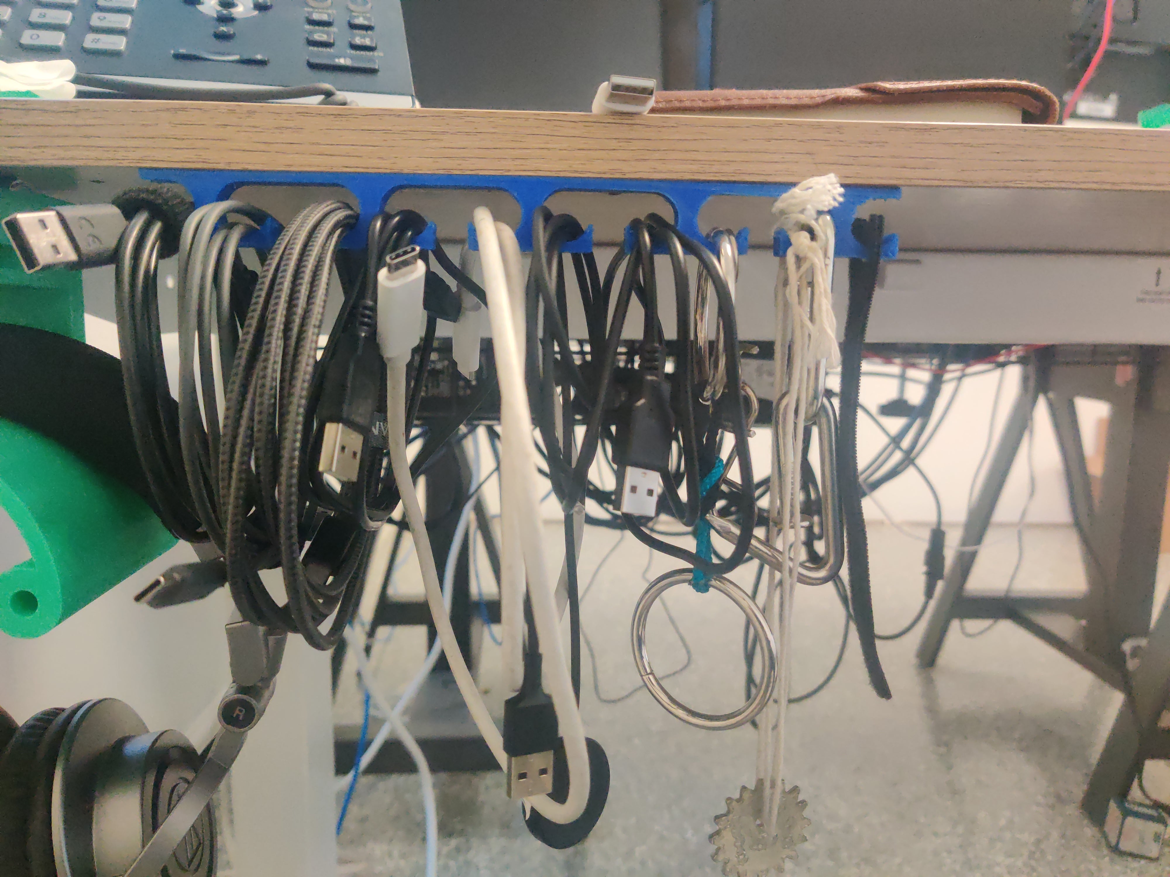 USB-kabelopbergsysteem voor je bureaublad