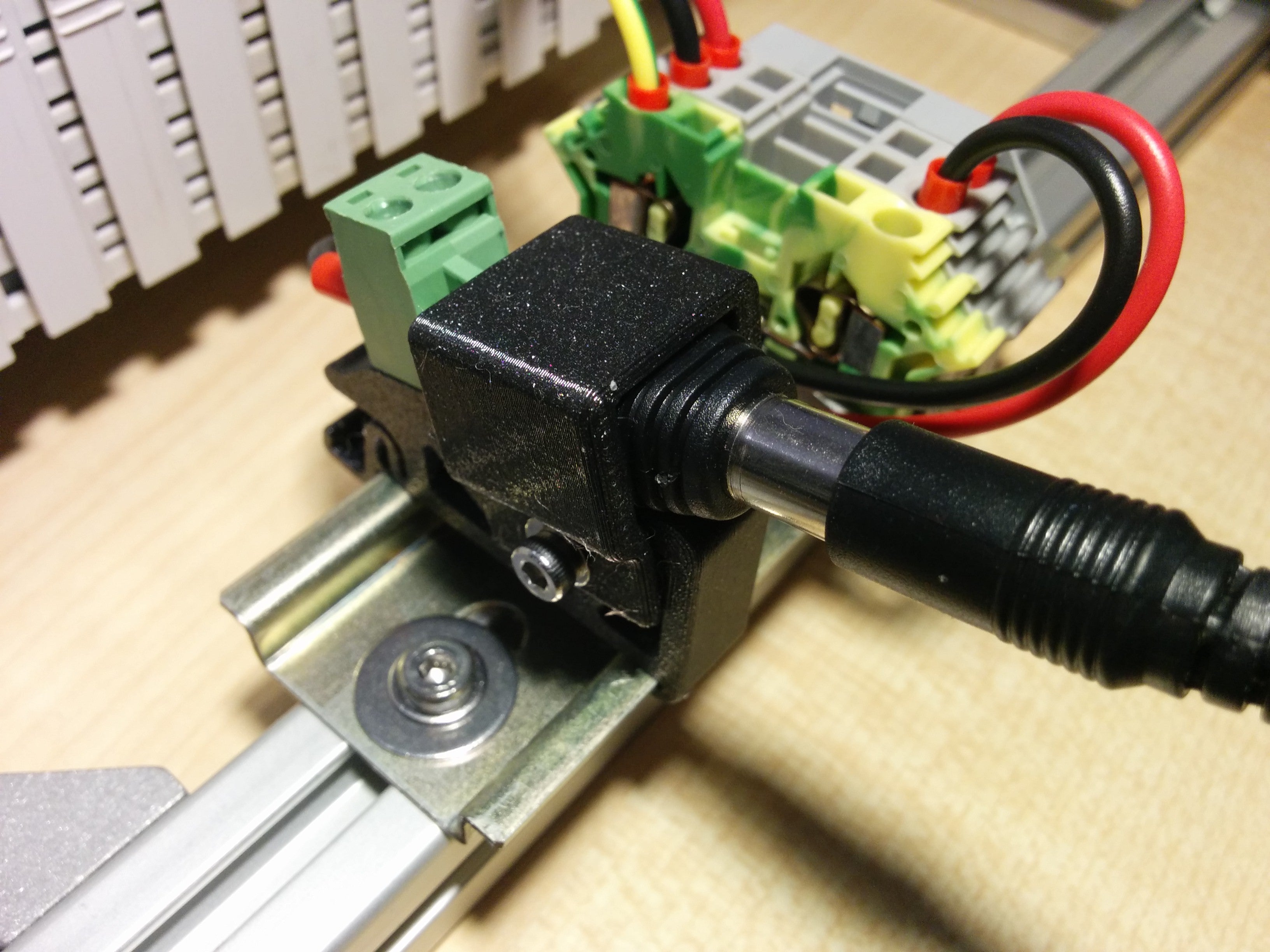 DIN-railbeugel voor Barrel Jack-adapter